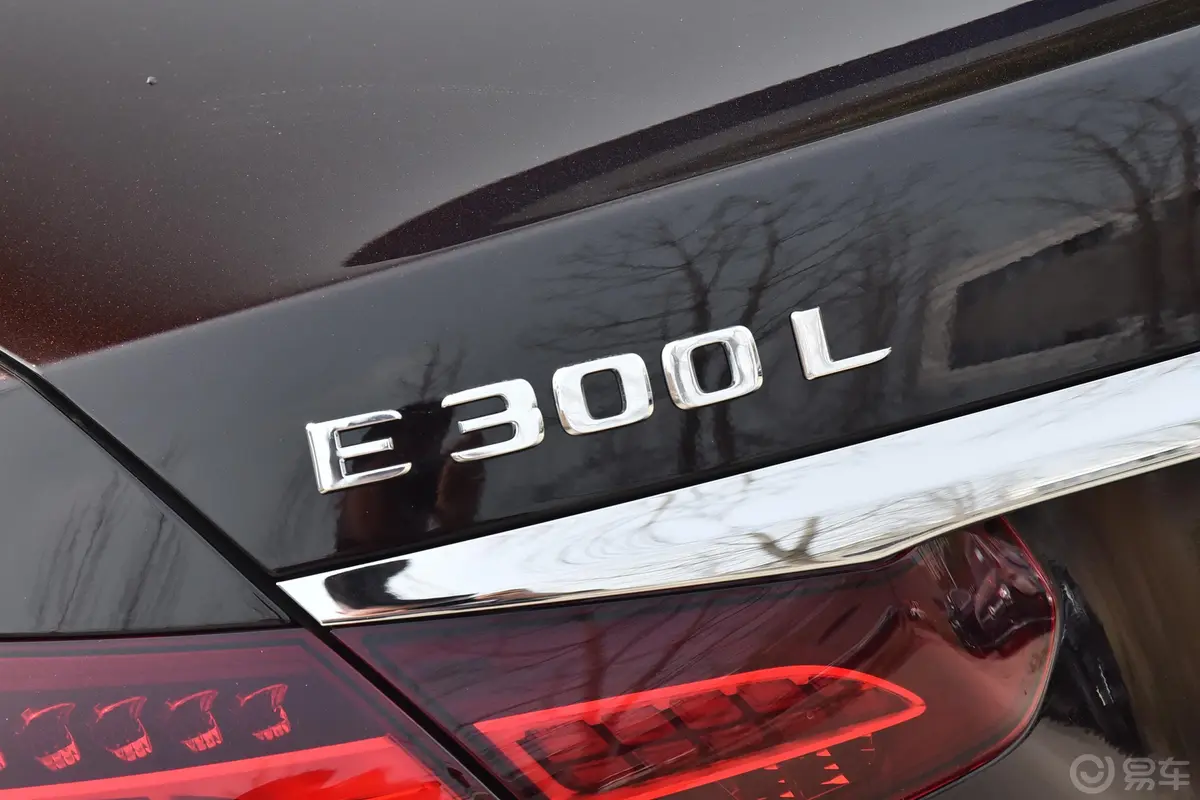 奔驰E级改款二 E 300 L 运动豪华型外观