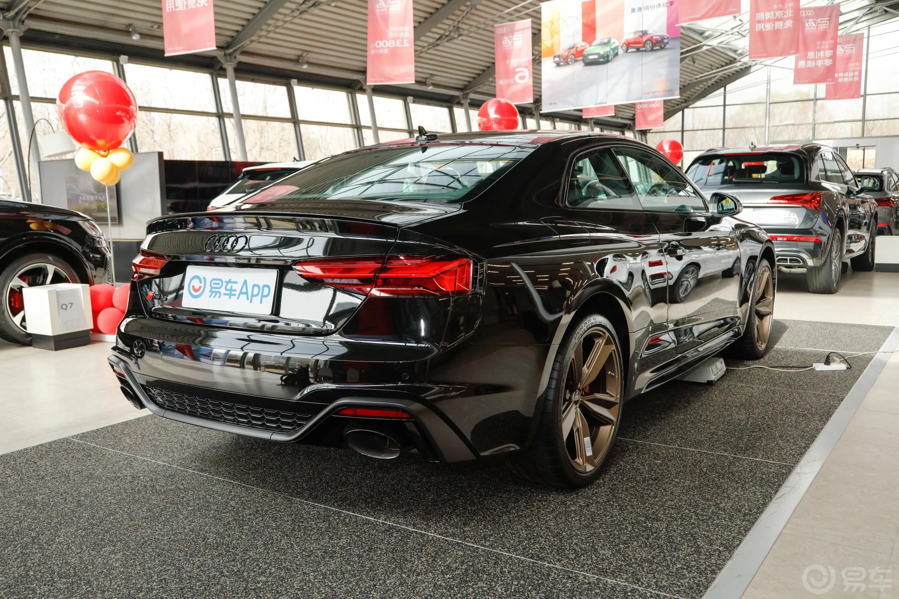 奥迪RS 52.9T Coupe 暗金版侧后45度车头向右水平