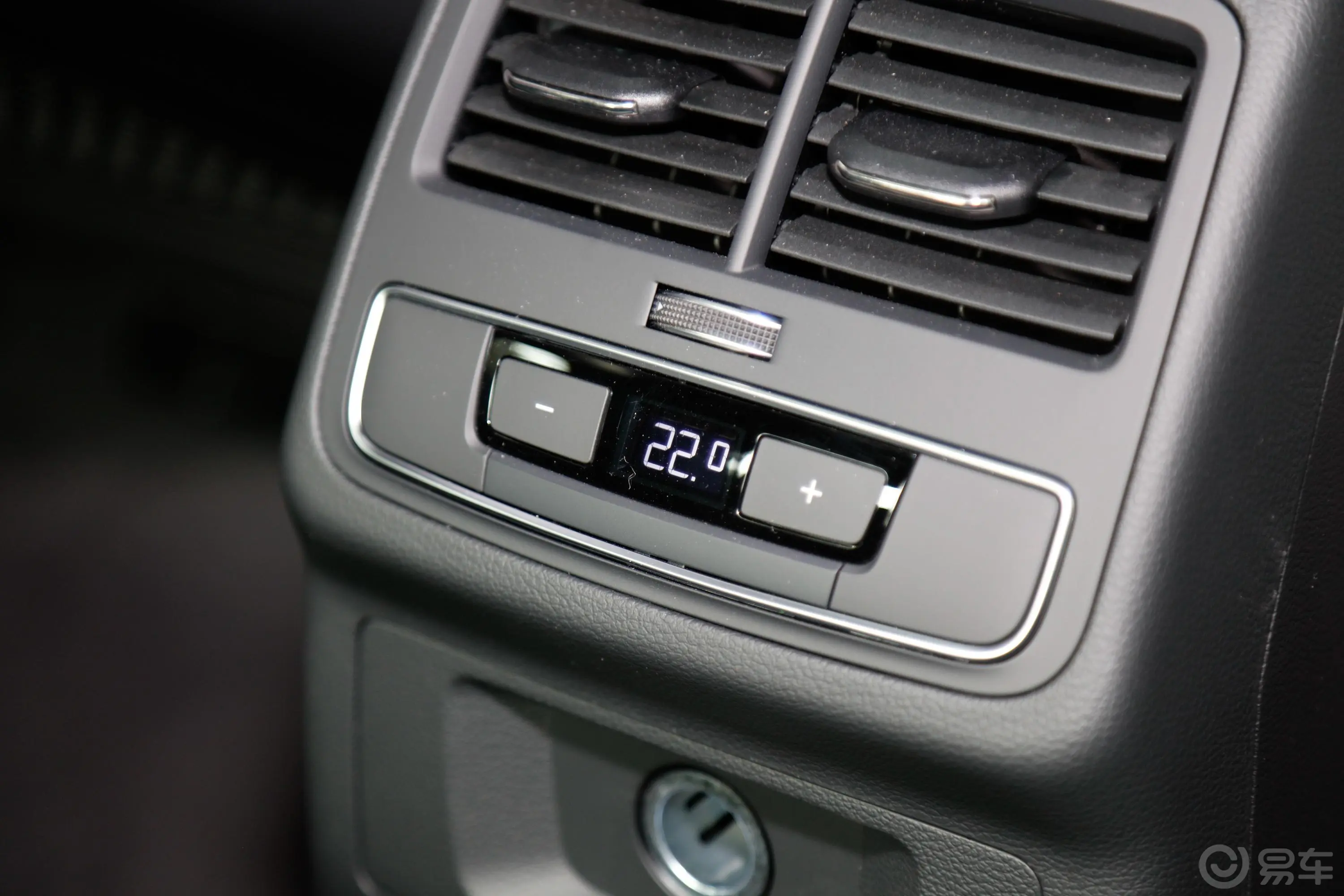 奥迪RS 52.9T Coupe 暗金版后排空调控制键