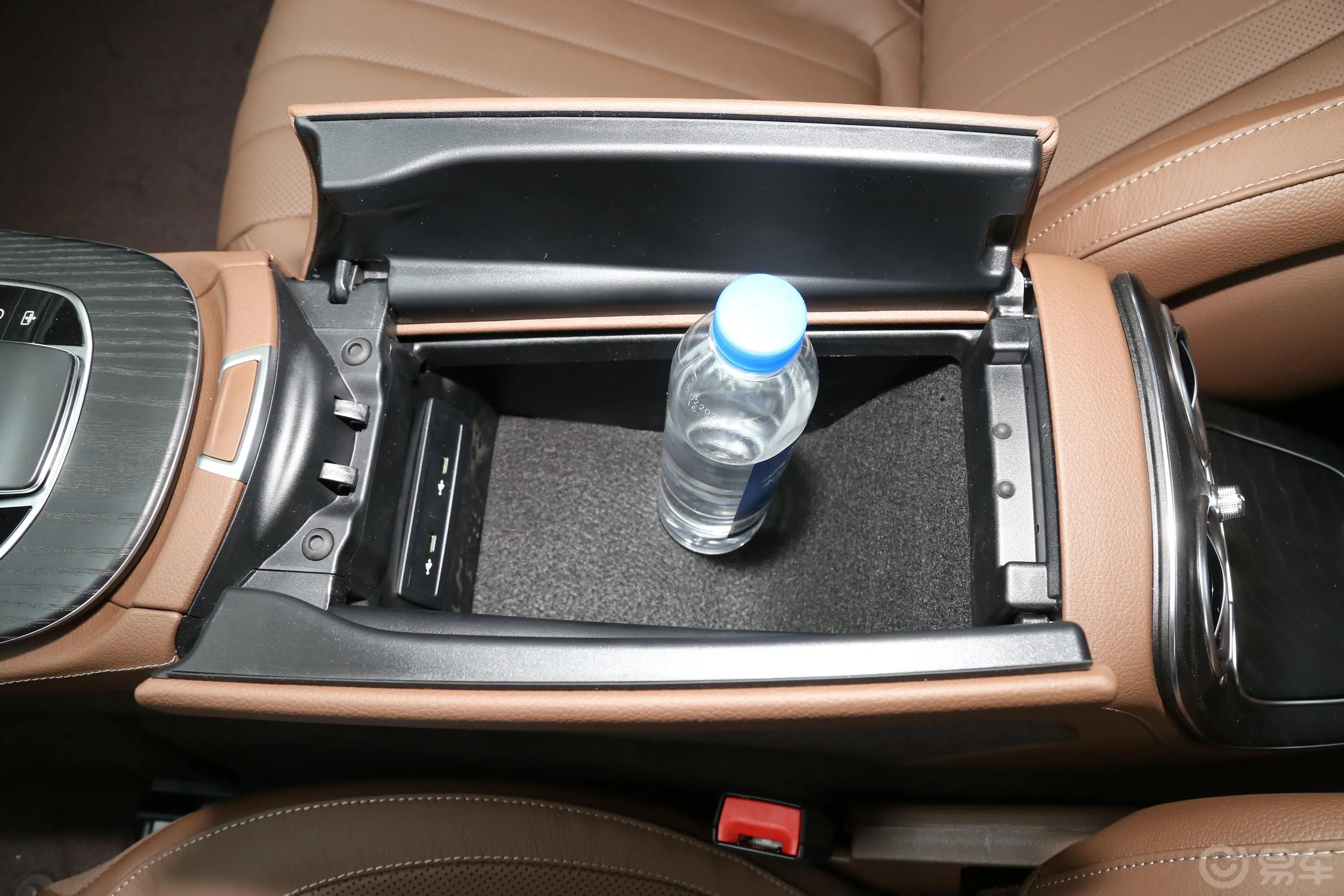 奔驰E级改款二 E 300 L 尊贵型前排扶手箱储物格