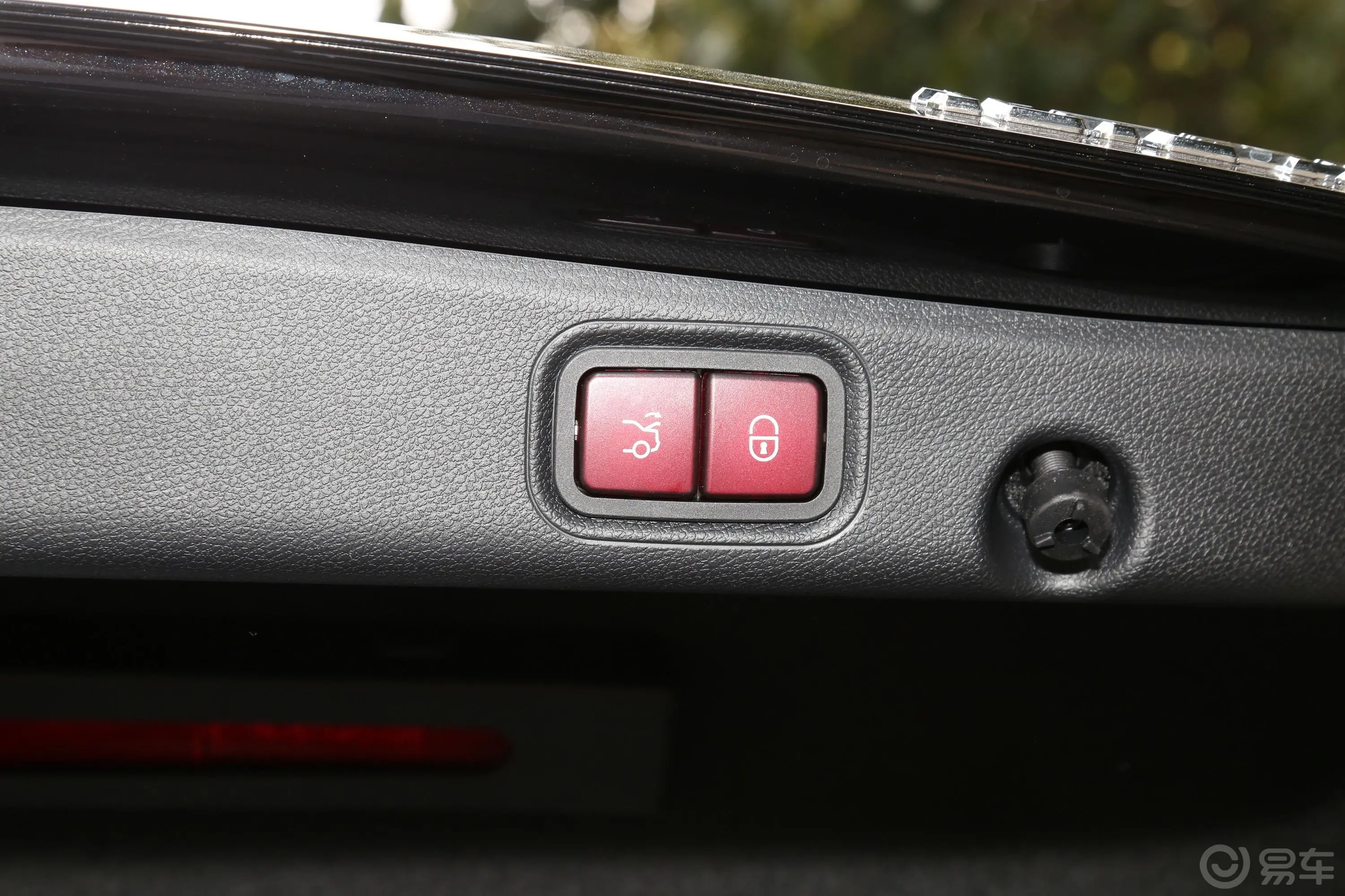 奔驰E级改款二 E 300 L 尊贵型电动尾门按键（手动扶手）