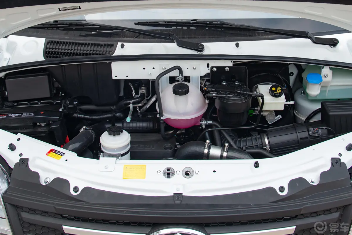 新途V80傲运通 2.0T AMT短轴中顶 5/6座外观