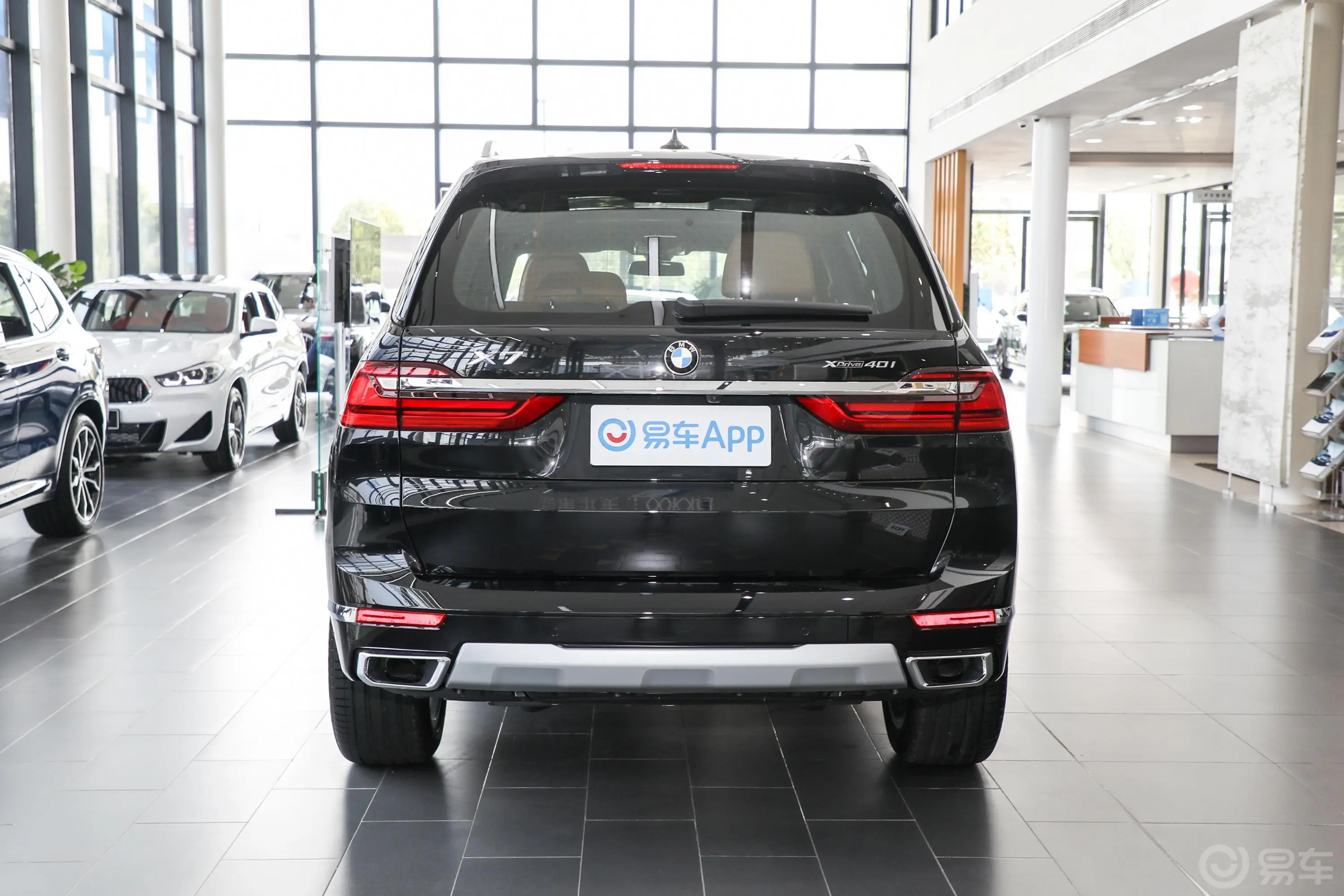 宝马X7xDrive40i 尊享型 豪华套装正后水平