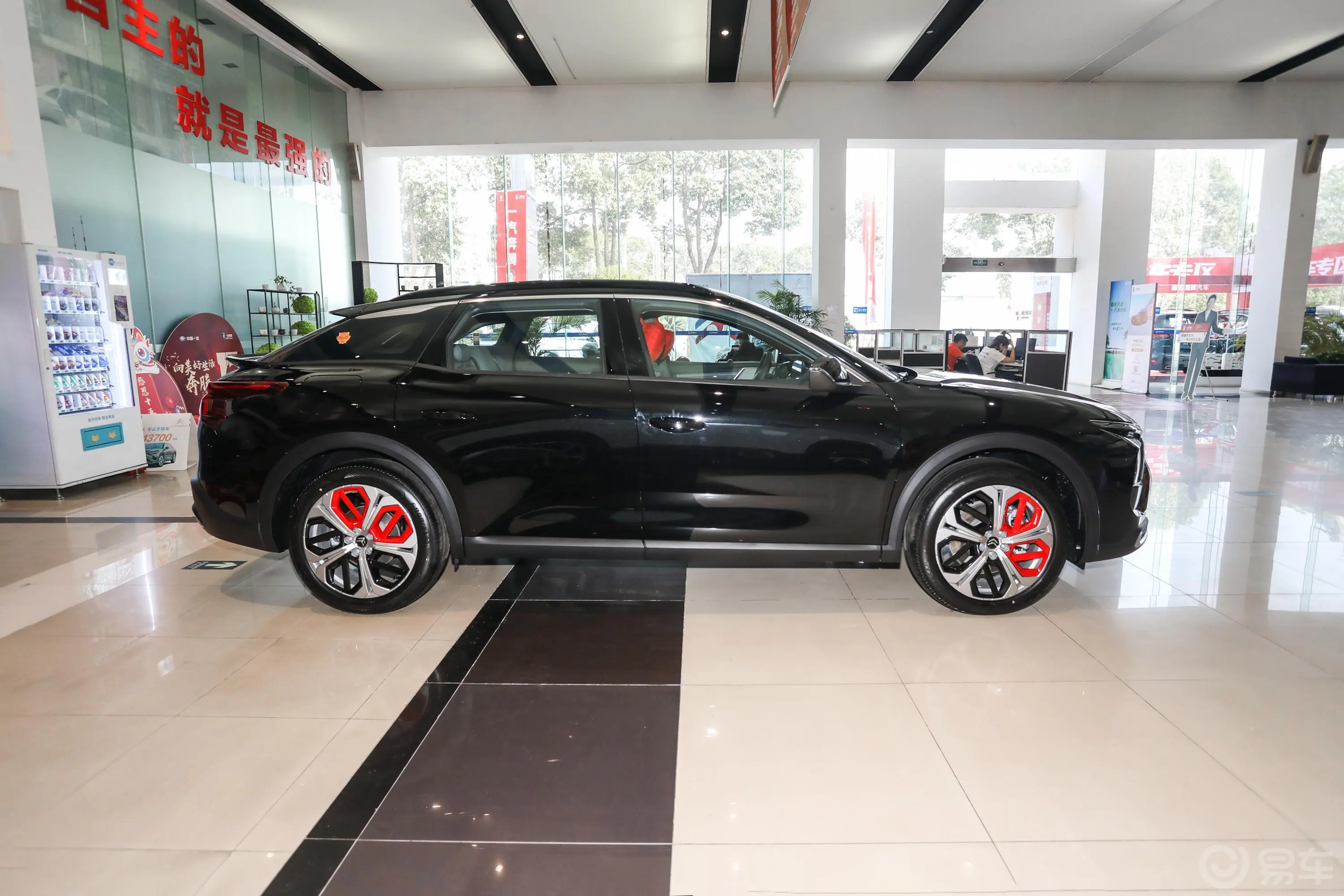 凡尔赛C5 X虎年开门红版 1.6T 享不凡正侧车头向右水平