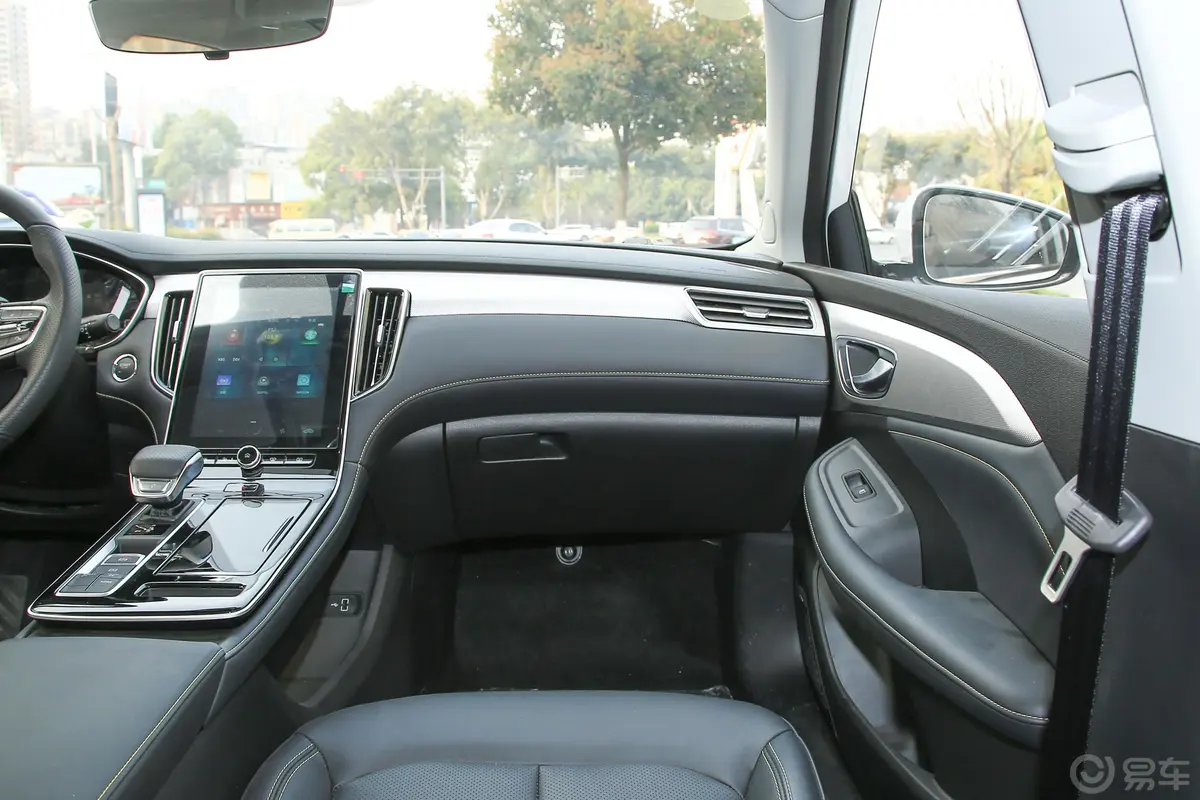 荣威i6 MAX EV500天幕尊享版副驾驶位区域