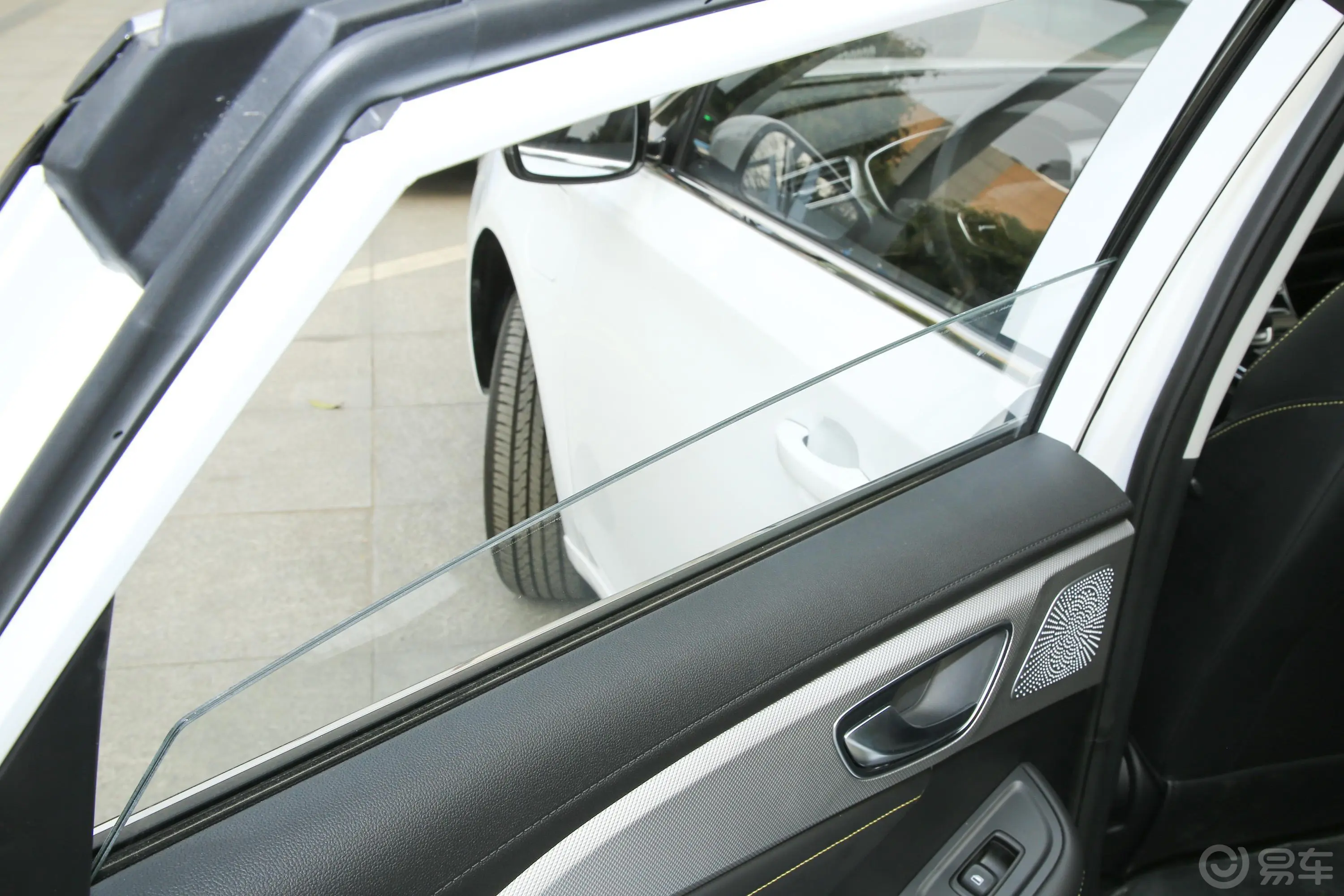 荣威i6 MAX EV500天幕尊享版后排玻璃材质特写