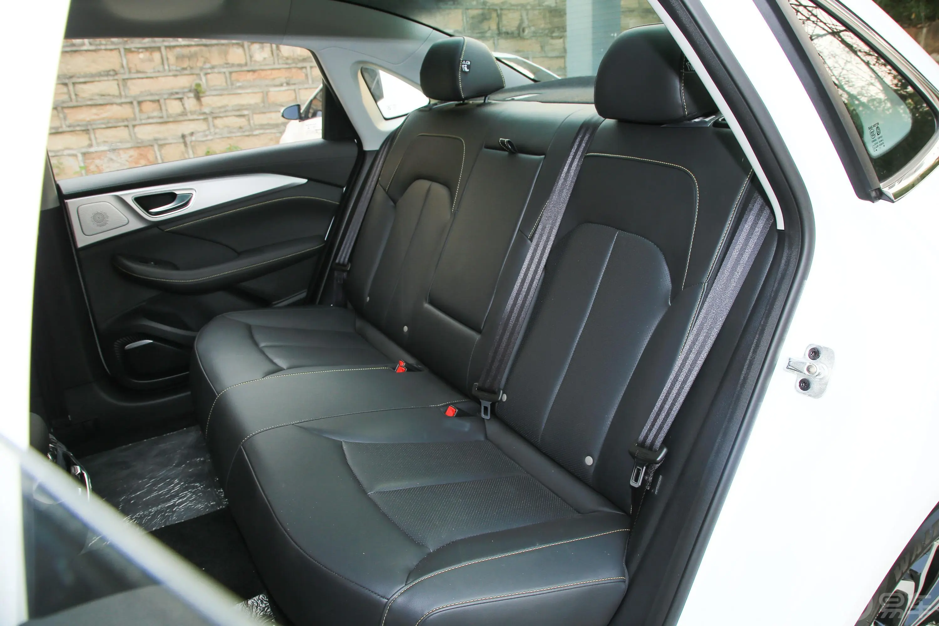 荣威i6 MAX EV500天幕尊享版后备厢开启45度侧拍