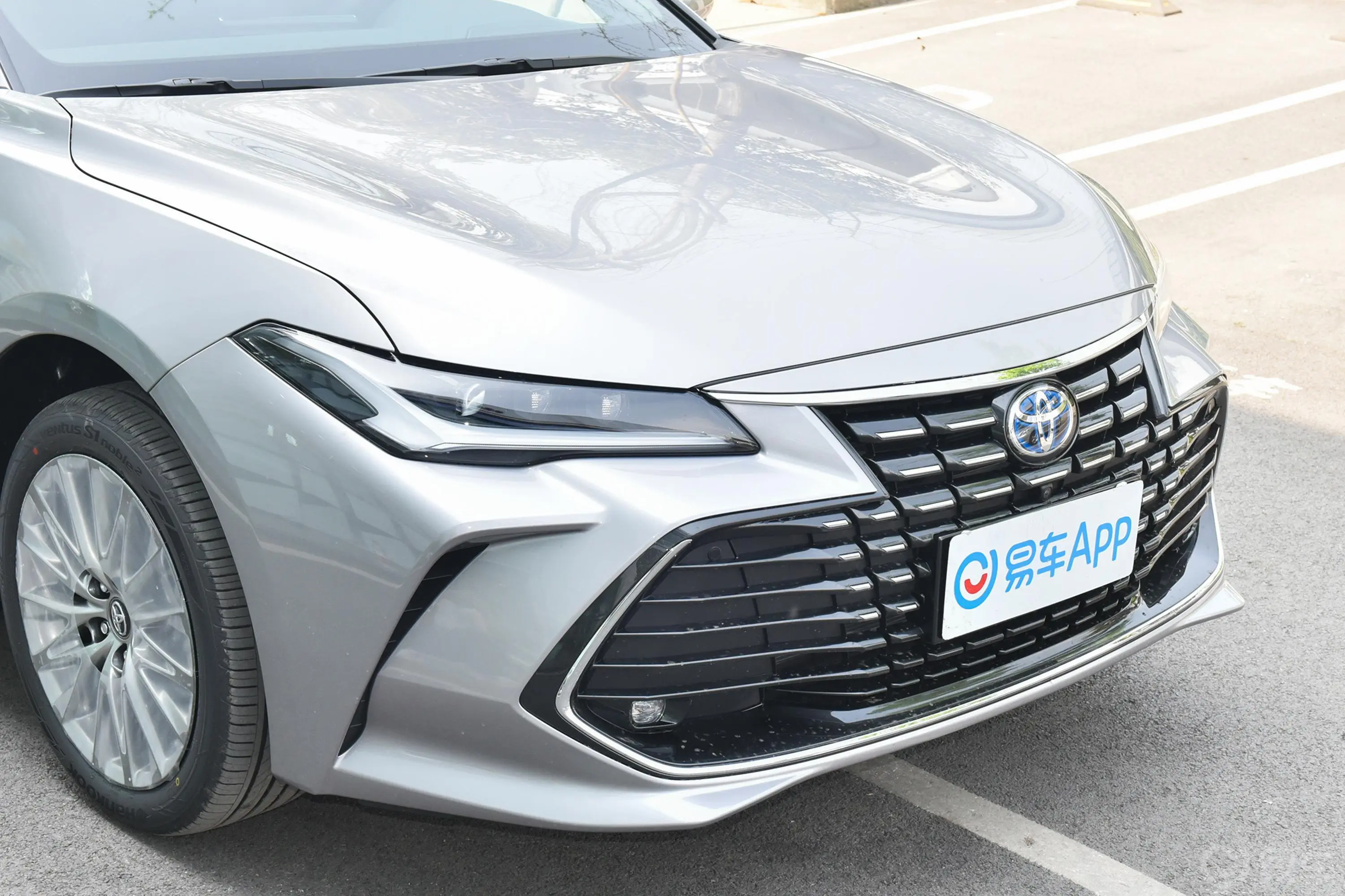 亚洲龙双擎 2.5L E-CVT 尊贵版前格栅侧俯拍