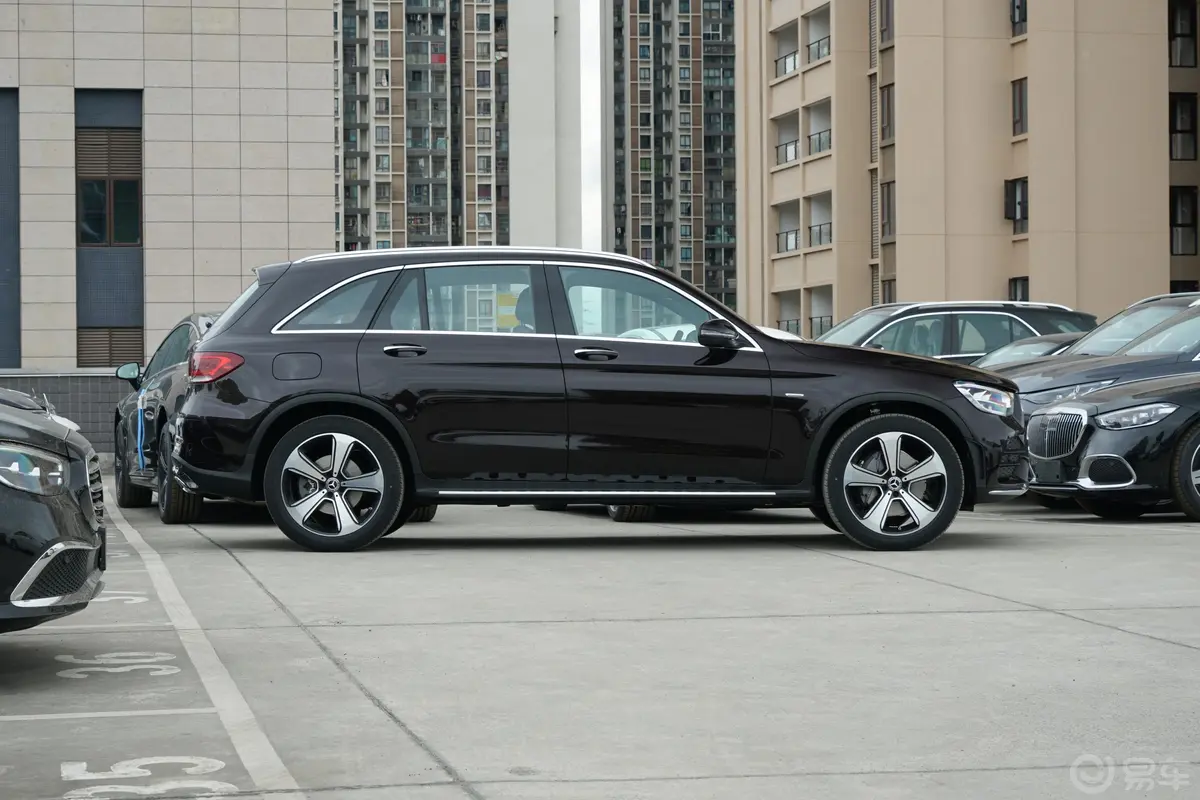 奔驰GLCGLC 300 L 4MATIC 动感型臻藏版外观