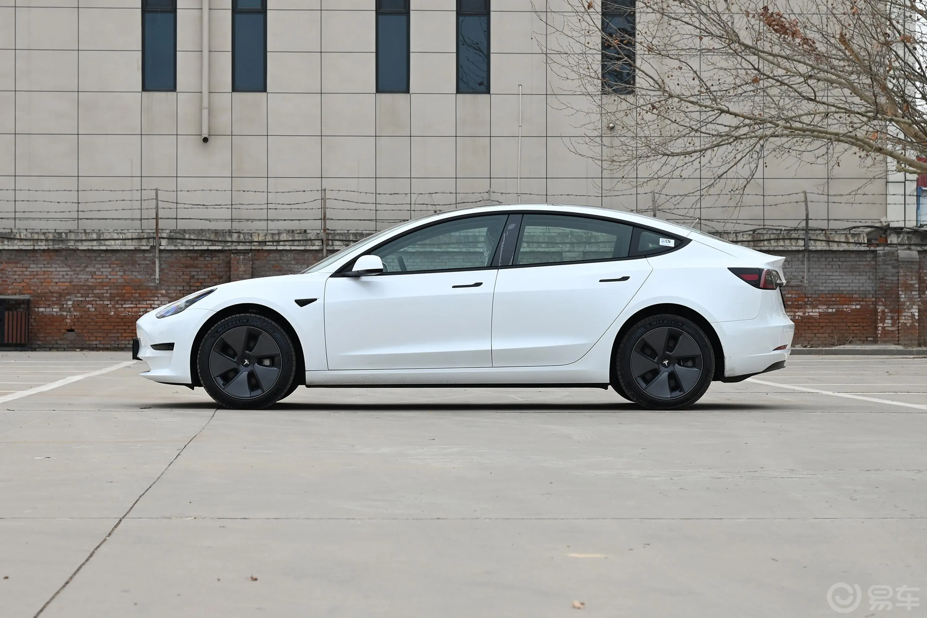 Model 3556km 后轮驱动版正侧车头向左水平