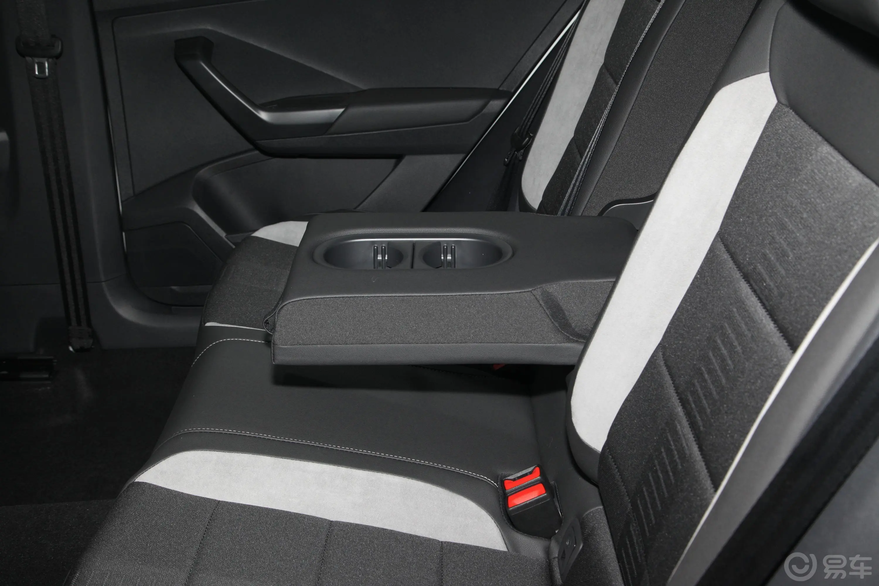 探歌280TSI 精英PLUS版后排(第二排)中央扶手
