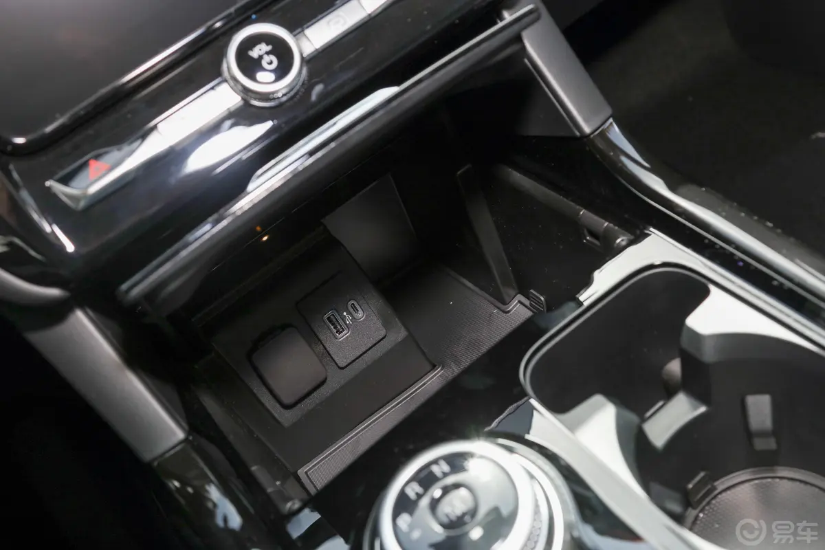 探险者EcoBoost 285 四驱三十周年纪念版 6座内饰