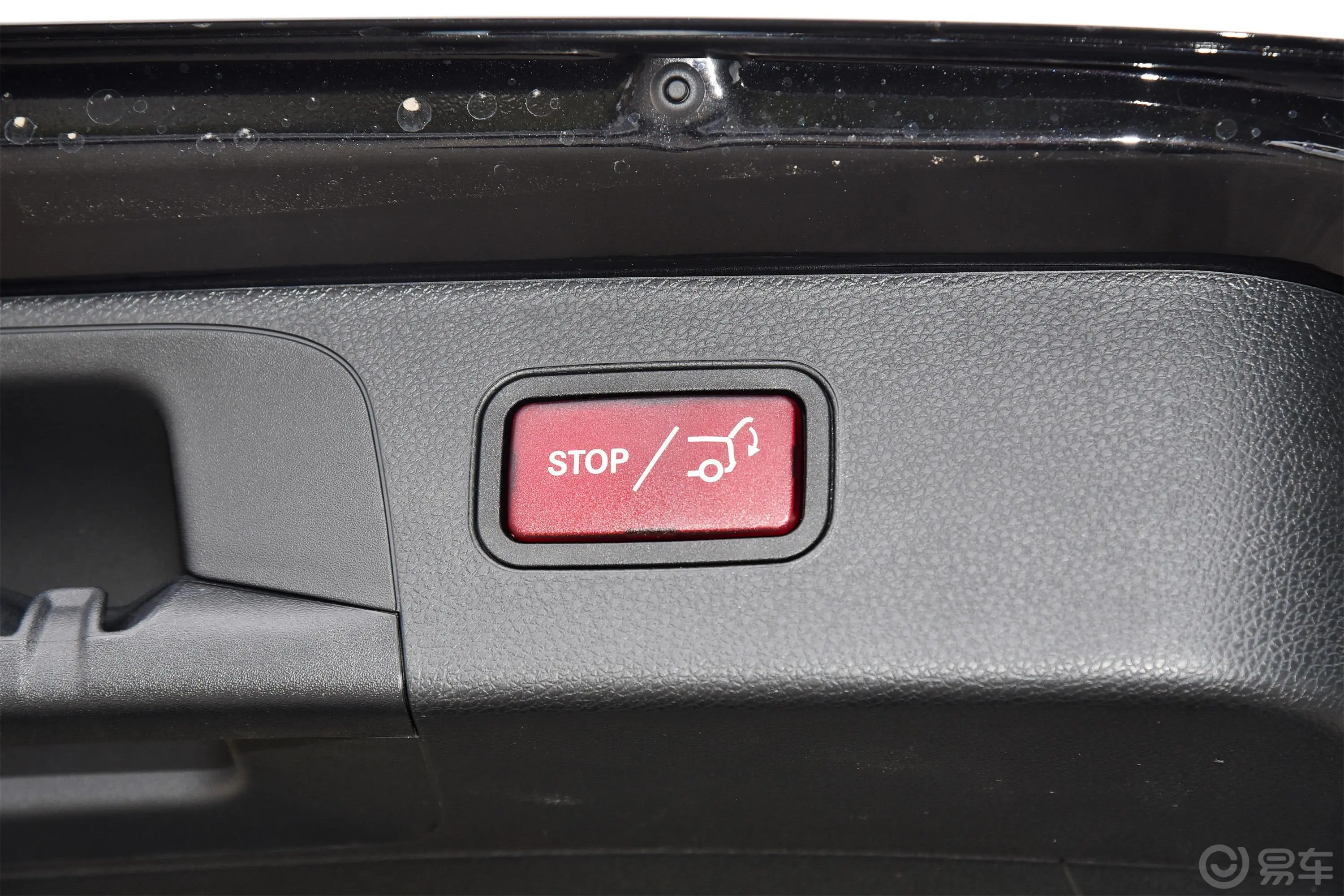 奔驰GLC改款三 GLC 260 L 4MATIC 动感型电动尾门按键（手动扶手）