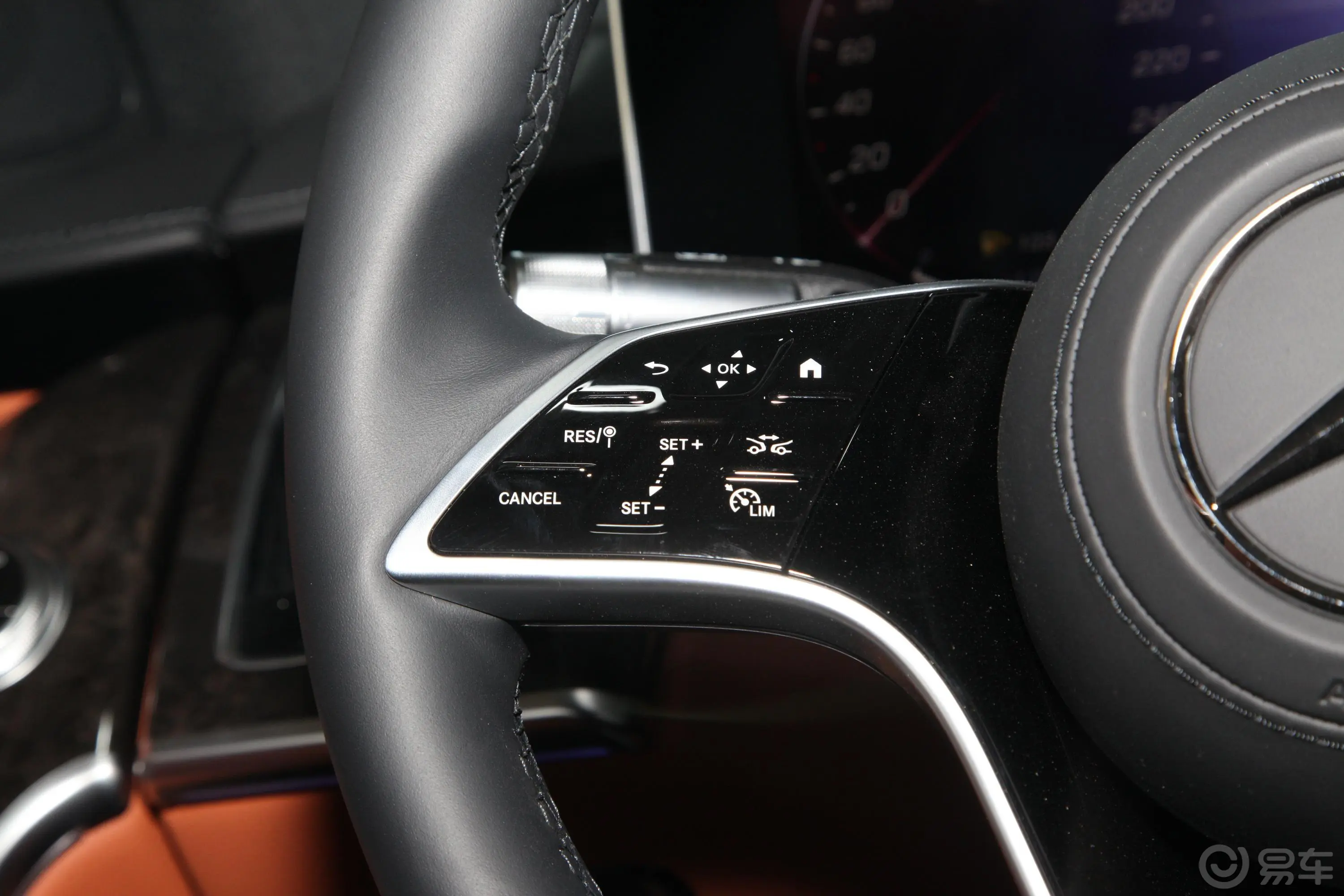 奔驰S级改款 S 450 L左侧方向盘功能按键