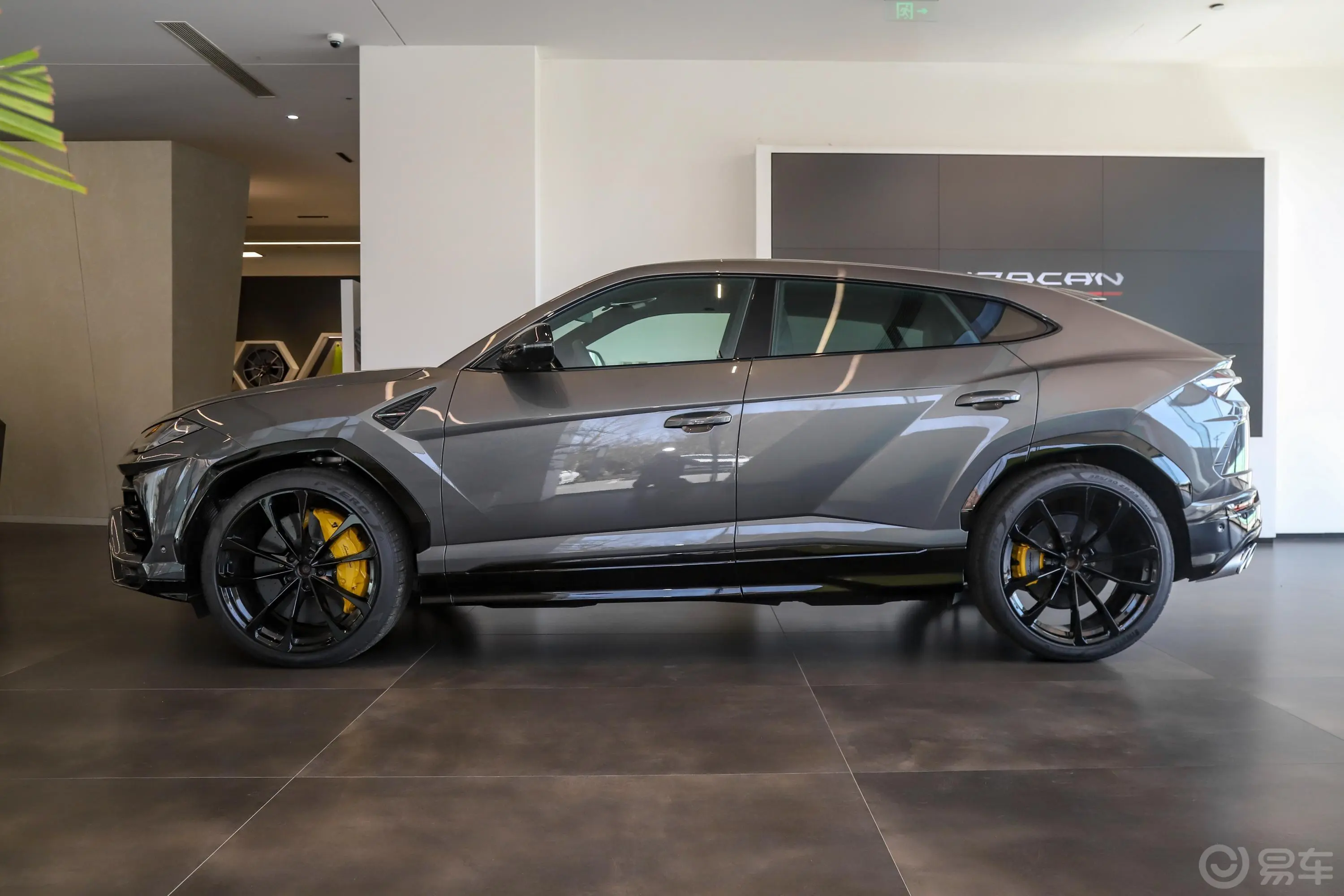 Urus4.0T V8正侧车头向左水平