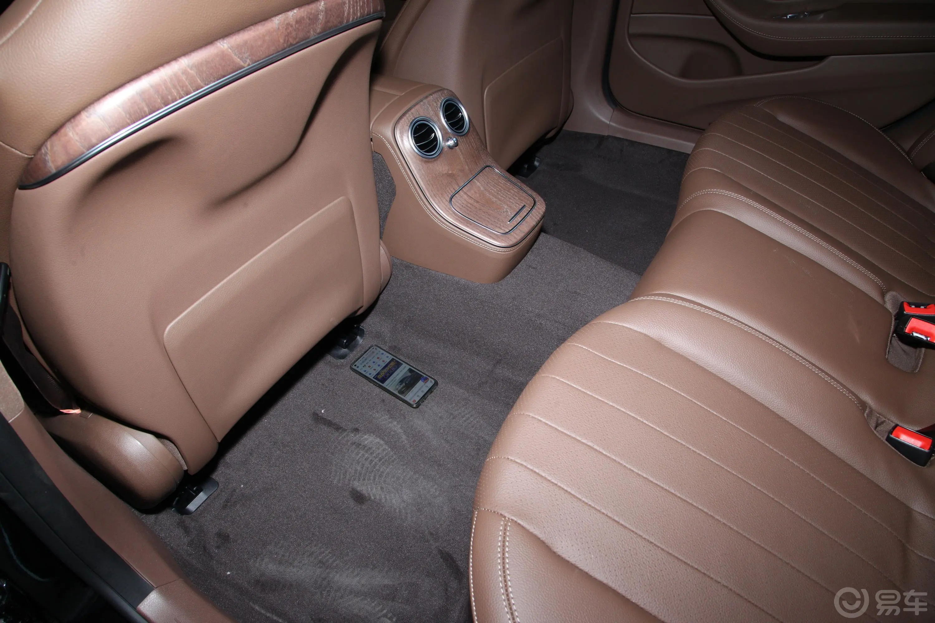 奔驰E级 插电混动改款二 E 350 e L 插电式混合动力轿车后排地板中间位置