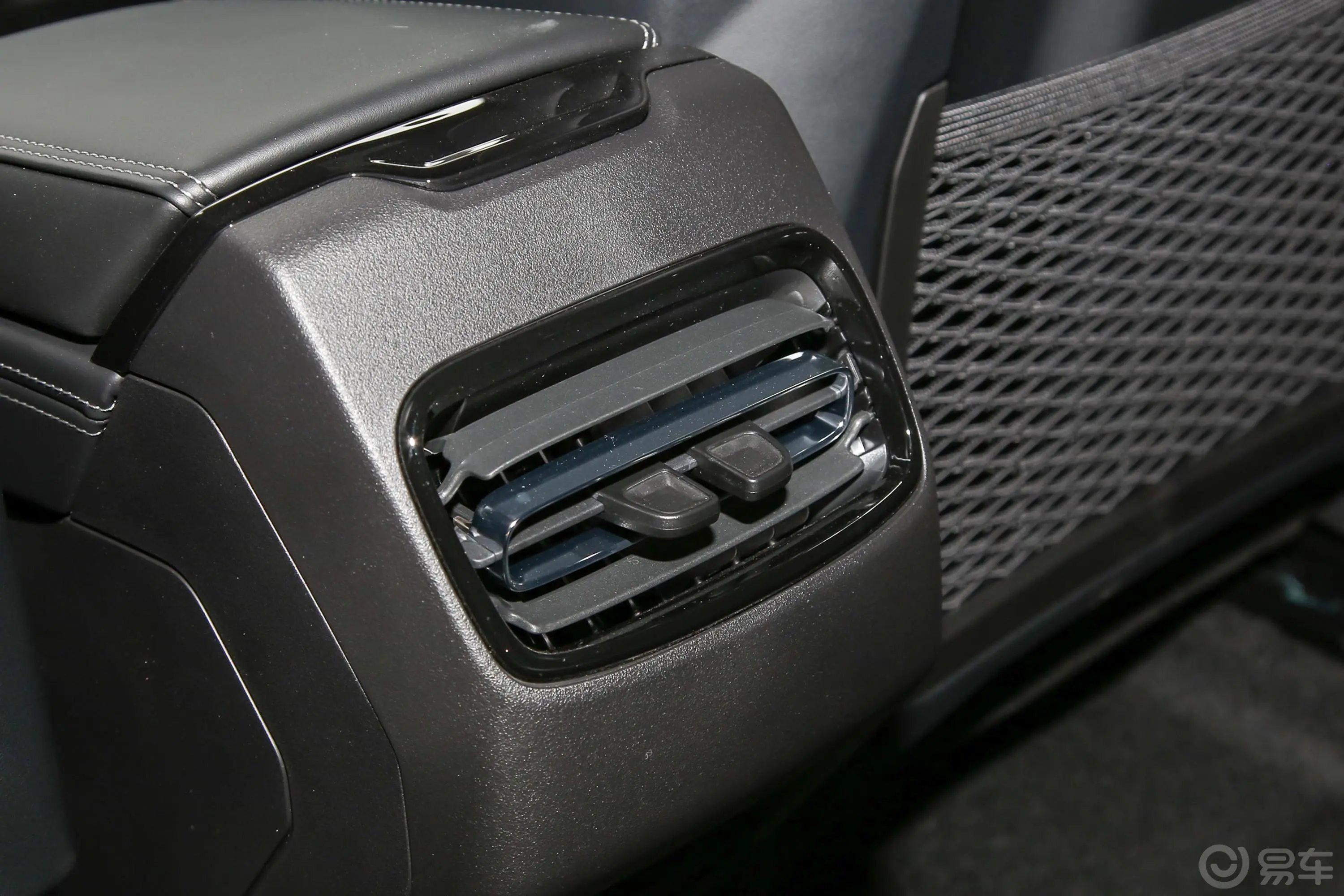 领克02 Hatchback2.0TD 双离合Pro后排空调控制键