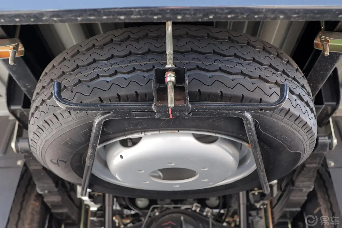跨越王X5东安1.6L 122马力 3.6米栏板 单排 后双轮 PLUS 舒适版 汽油 国Ⅵ备胎