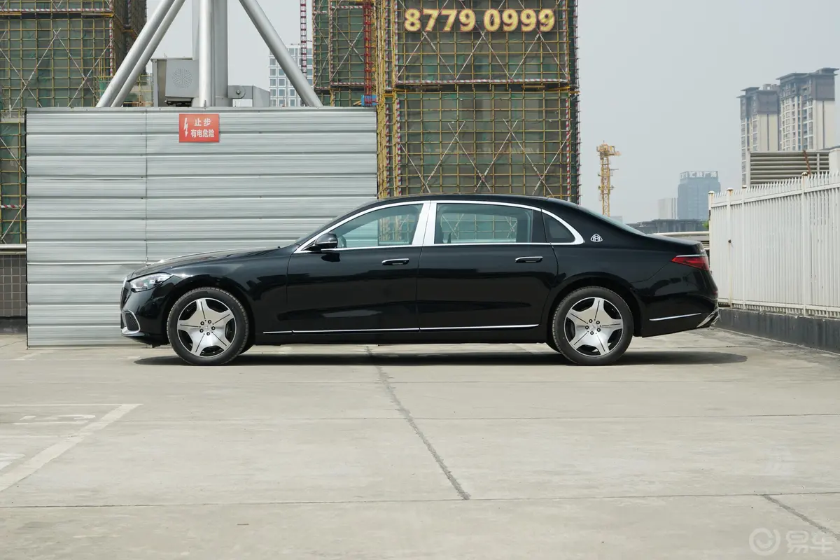 迈巴赫S级S 480 4MATIC 智臻特别版正侧车头向左水平