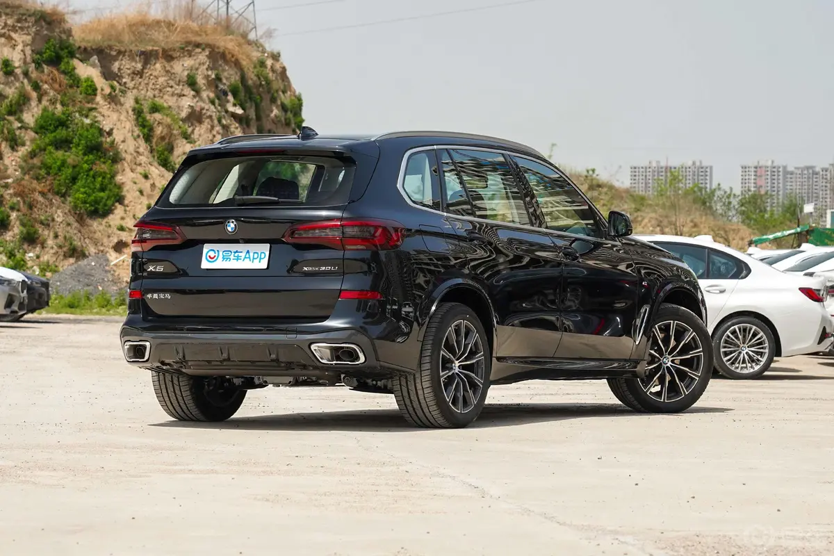 宝马X5xDrive30Li 尊享型M运动套装侧后45度车头向右水平