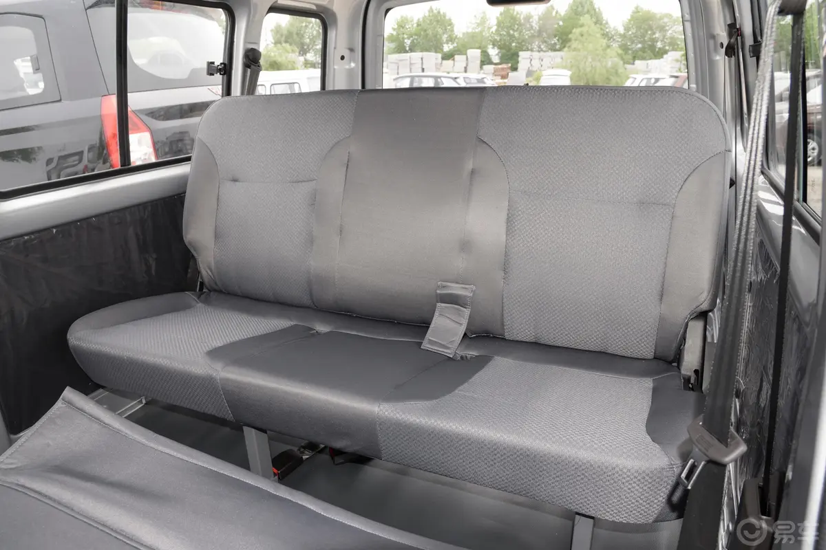 五菱荣光EV300km 客车版基本型 鹏辉电池 7座第三排座椅