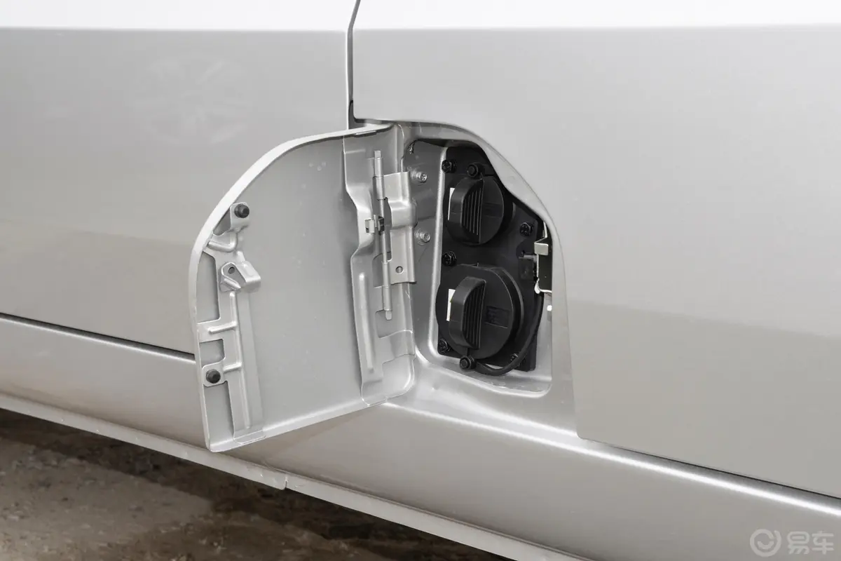 五菱荣光EV300km 客车版基本型 鹏辉电池 7座快充充电口