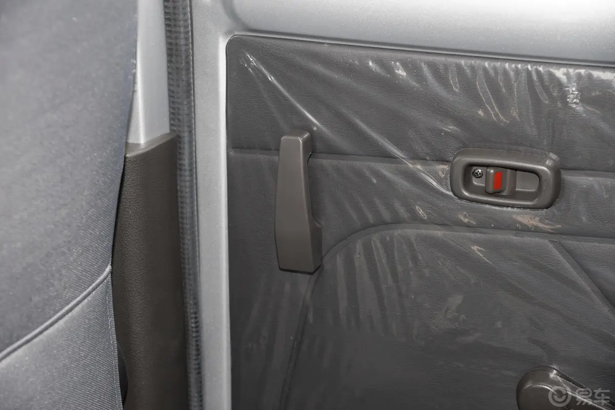 五菱荣光EV300km 客车版基本型 鹏辉电池 7座空间