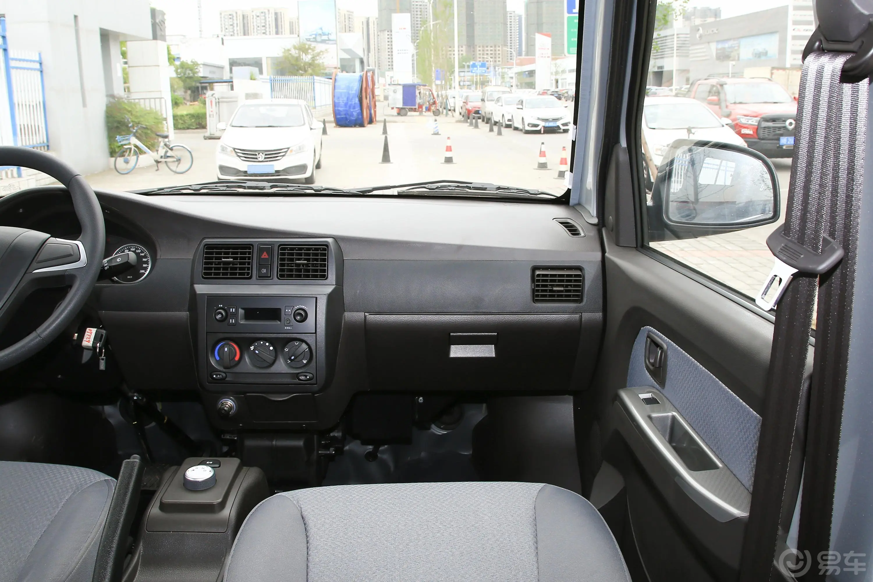 五菱荣光EV300km 客车版基本型 宁德时代 7座副驾驶位区域