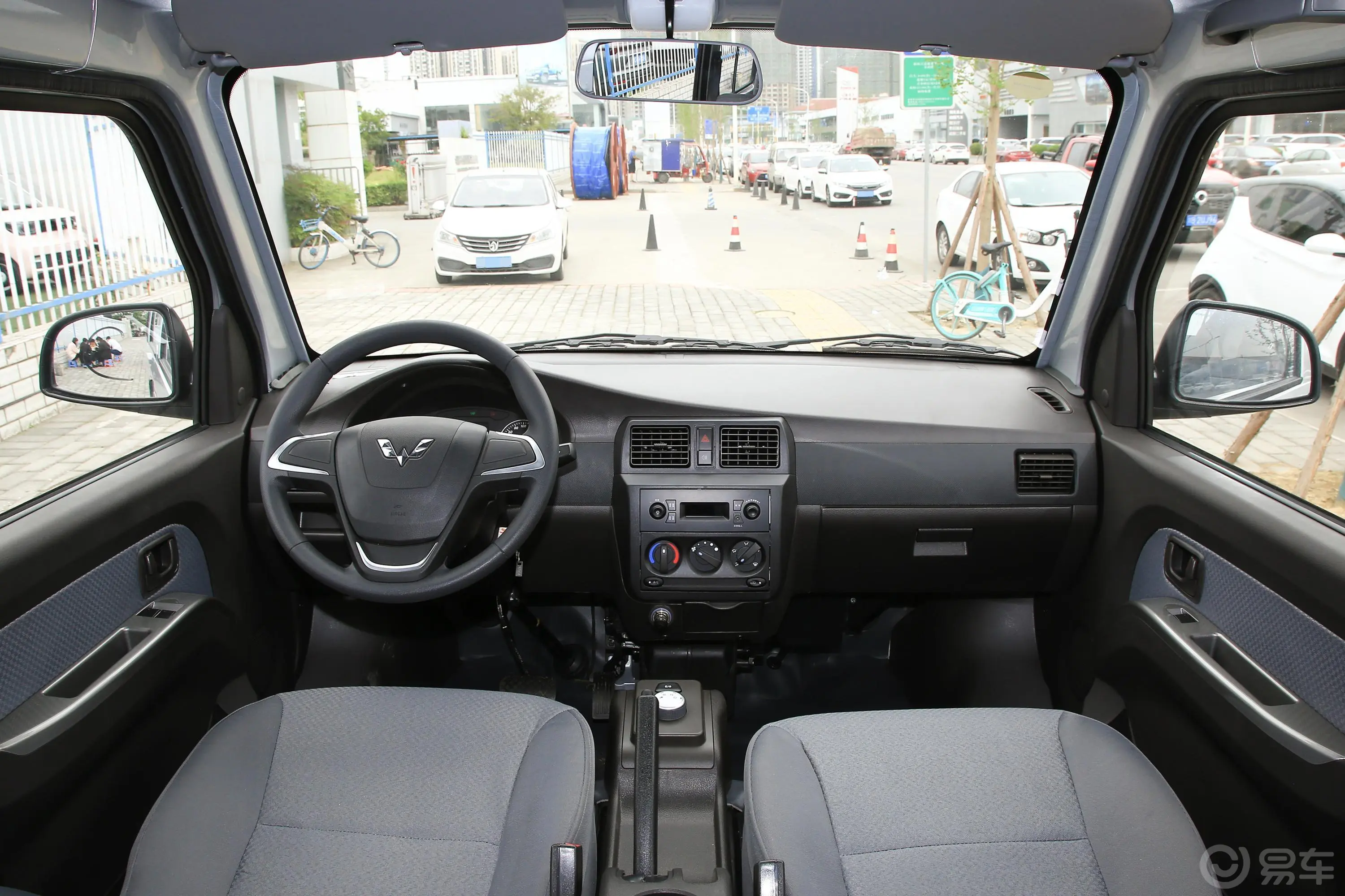 五菱荣光EV300km 客车版基本型 宁德时代 7座副驾驶员车门