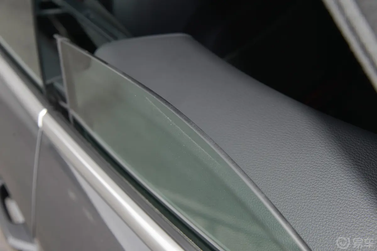 奥迪S53.0T Cabriolet后排玻璃材质特写