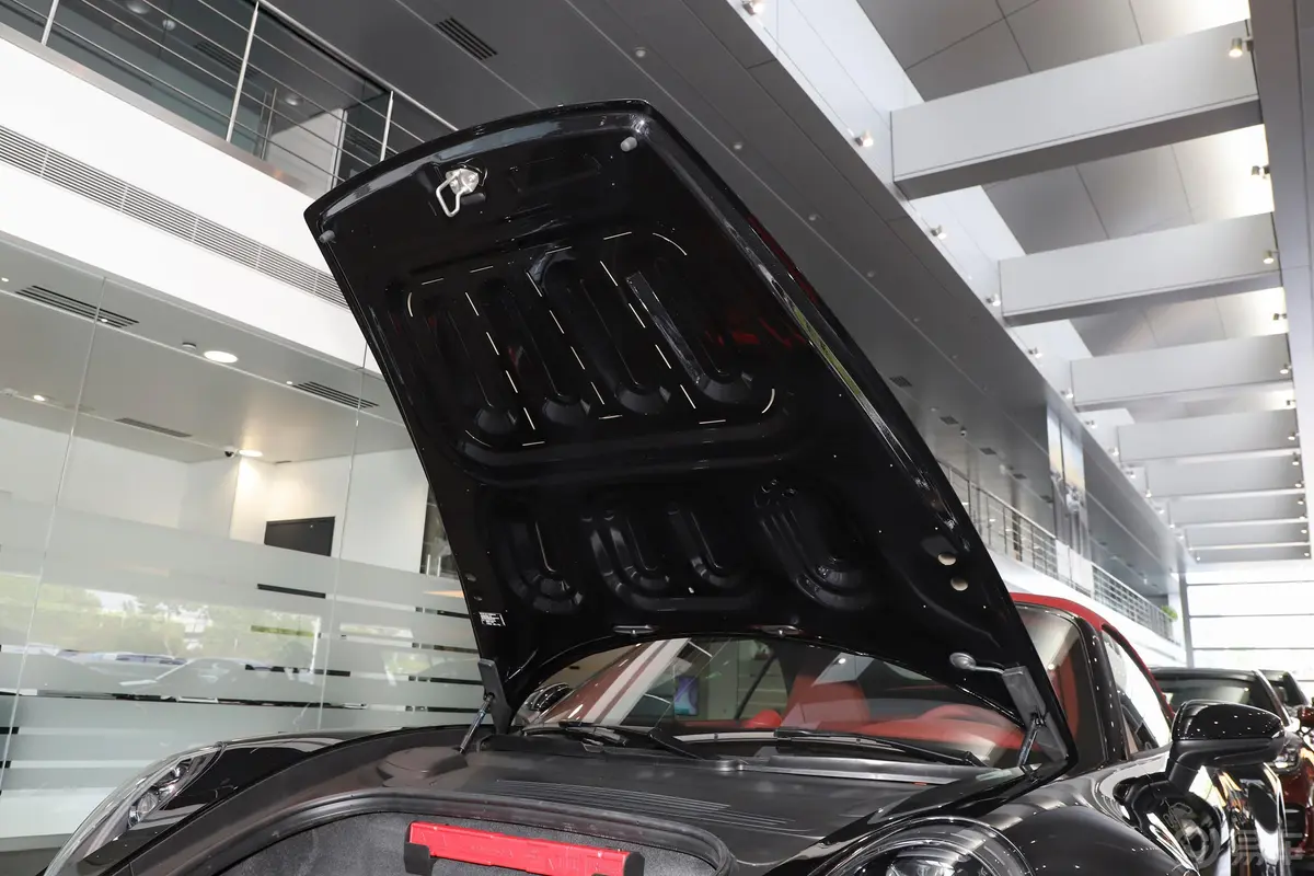 保时捷911Carrera Cabriolet 3.0T发动机舱盖内侧