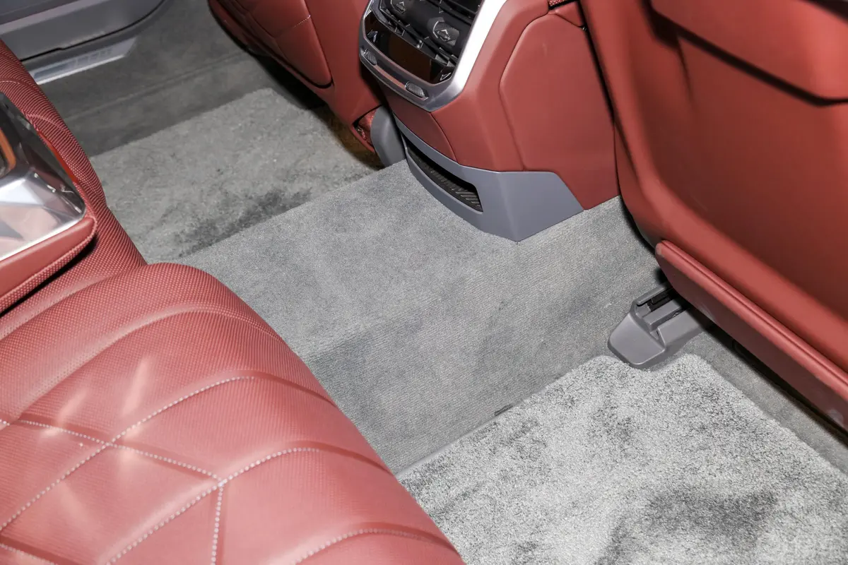 宝马7系740Li 尊享型 M运动套装后排地板中间位置