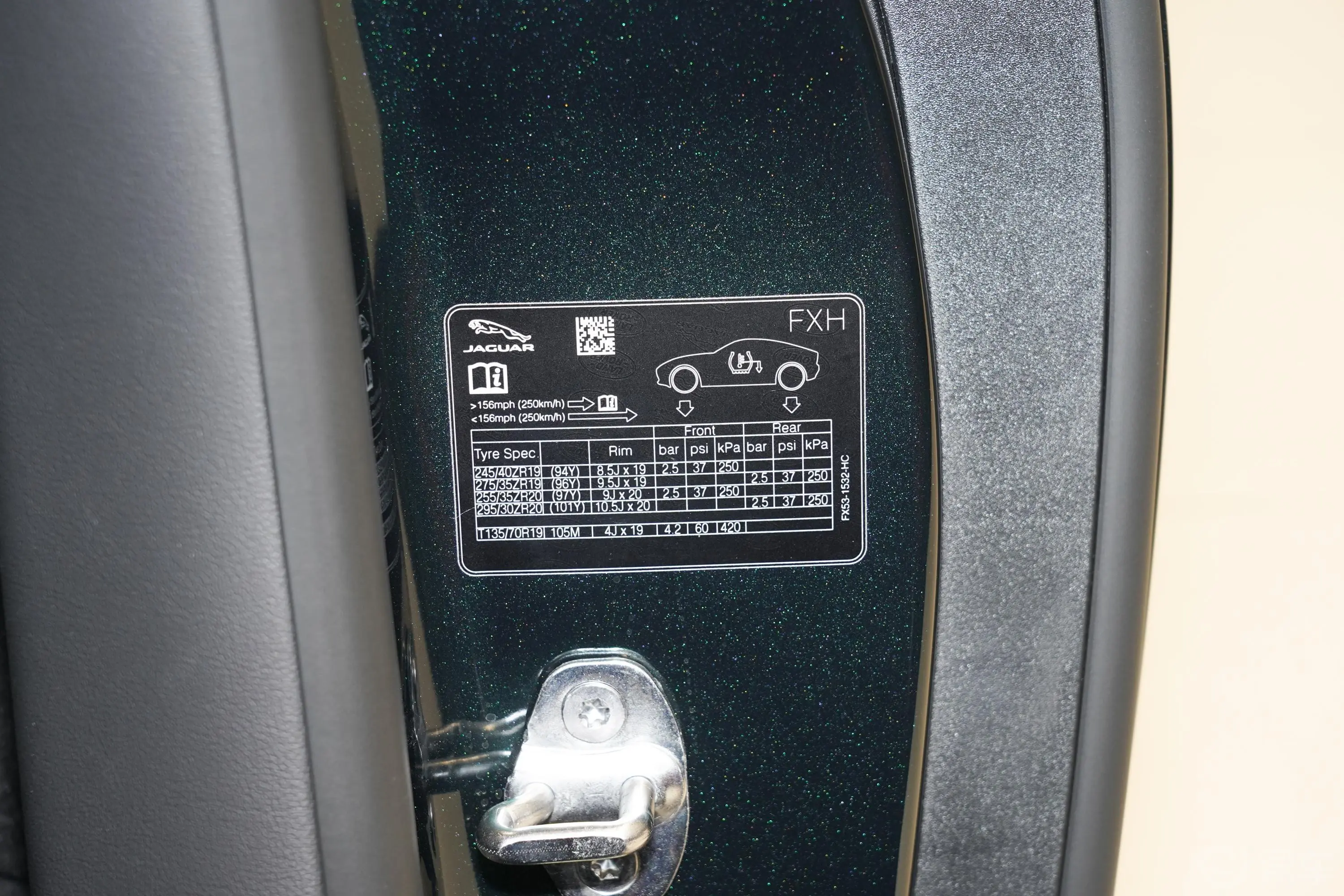 捷豹F-TYPEP300 硬顶版胎压信息铭牌