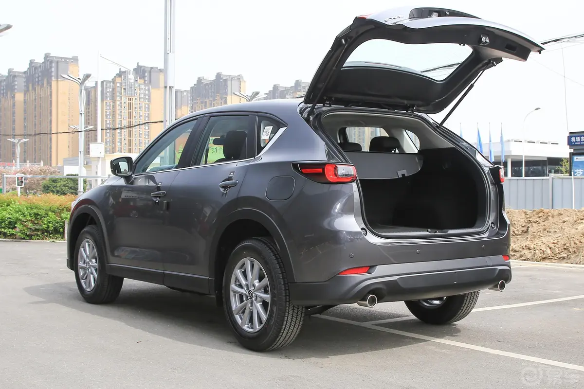 马自达CX-52.0L 两驱舒适型后备厢开启45度侧拍