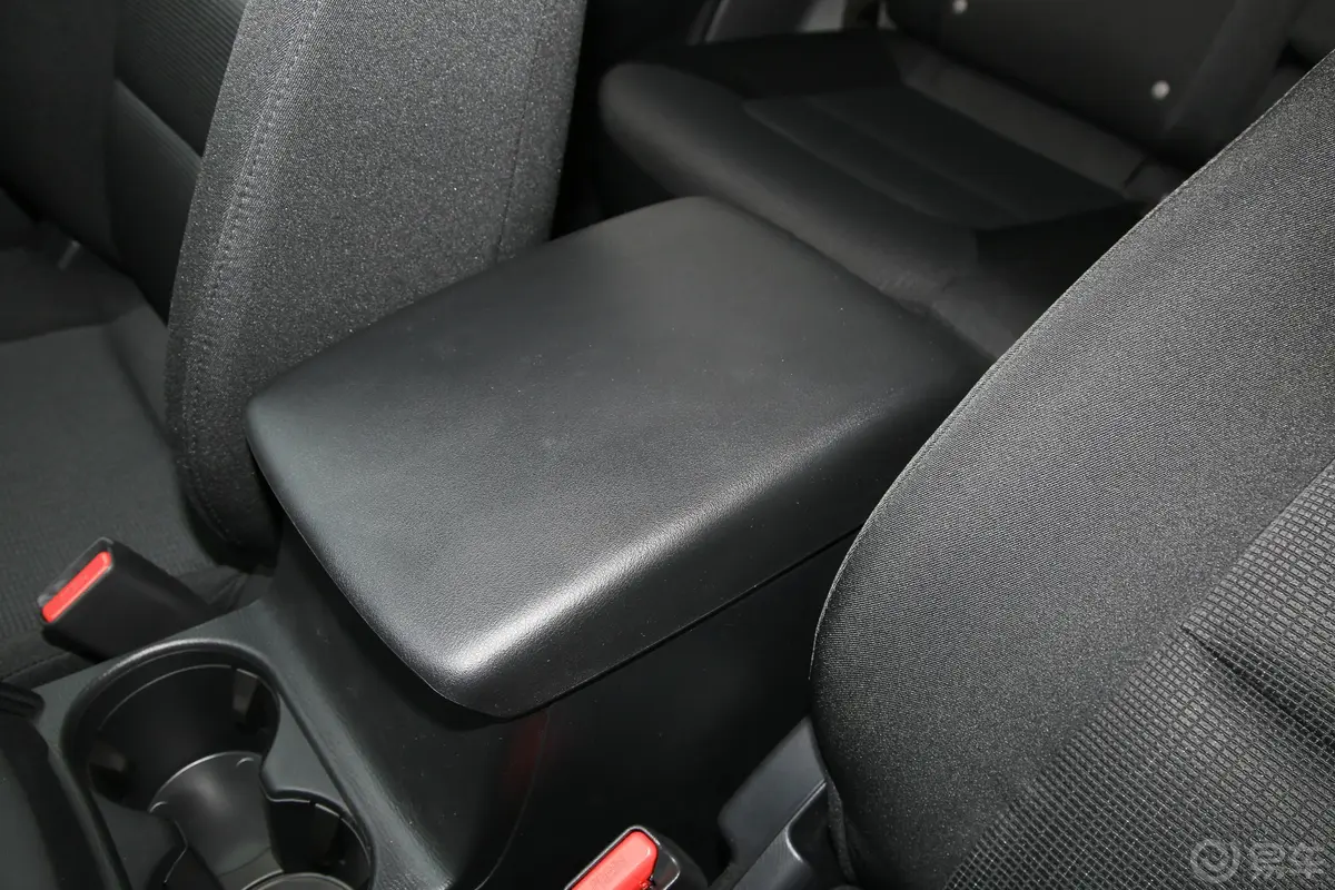 马自达CX-52.0L 两驱舒适型前排中央扶手