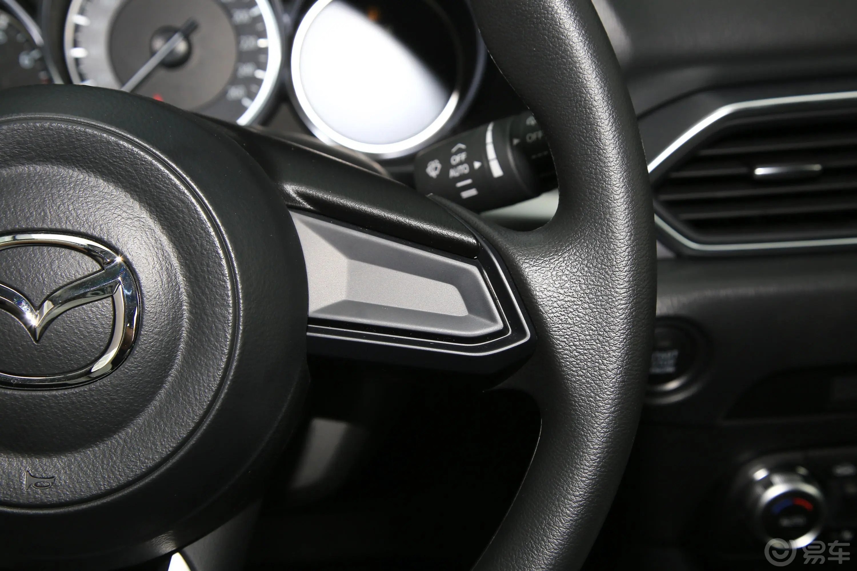 马自达CX-52.0L 两驱舒适型右侧方向盘功能按键