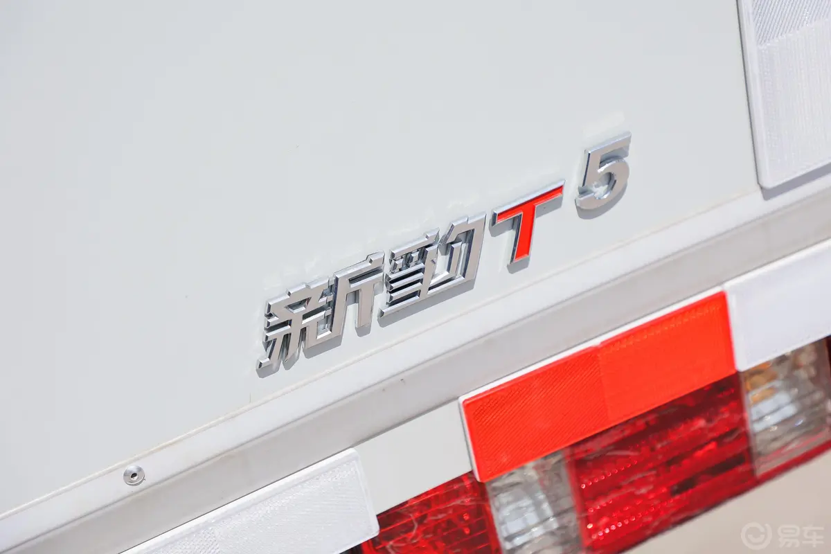 新豹T5东安1.6L 122马力 2.535米厢货 双排  舒适版 汽油 国Ⅵ外观