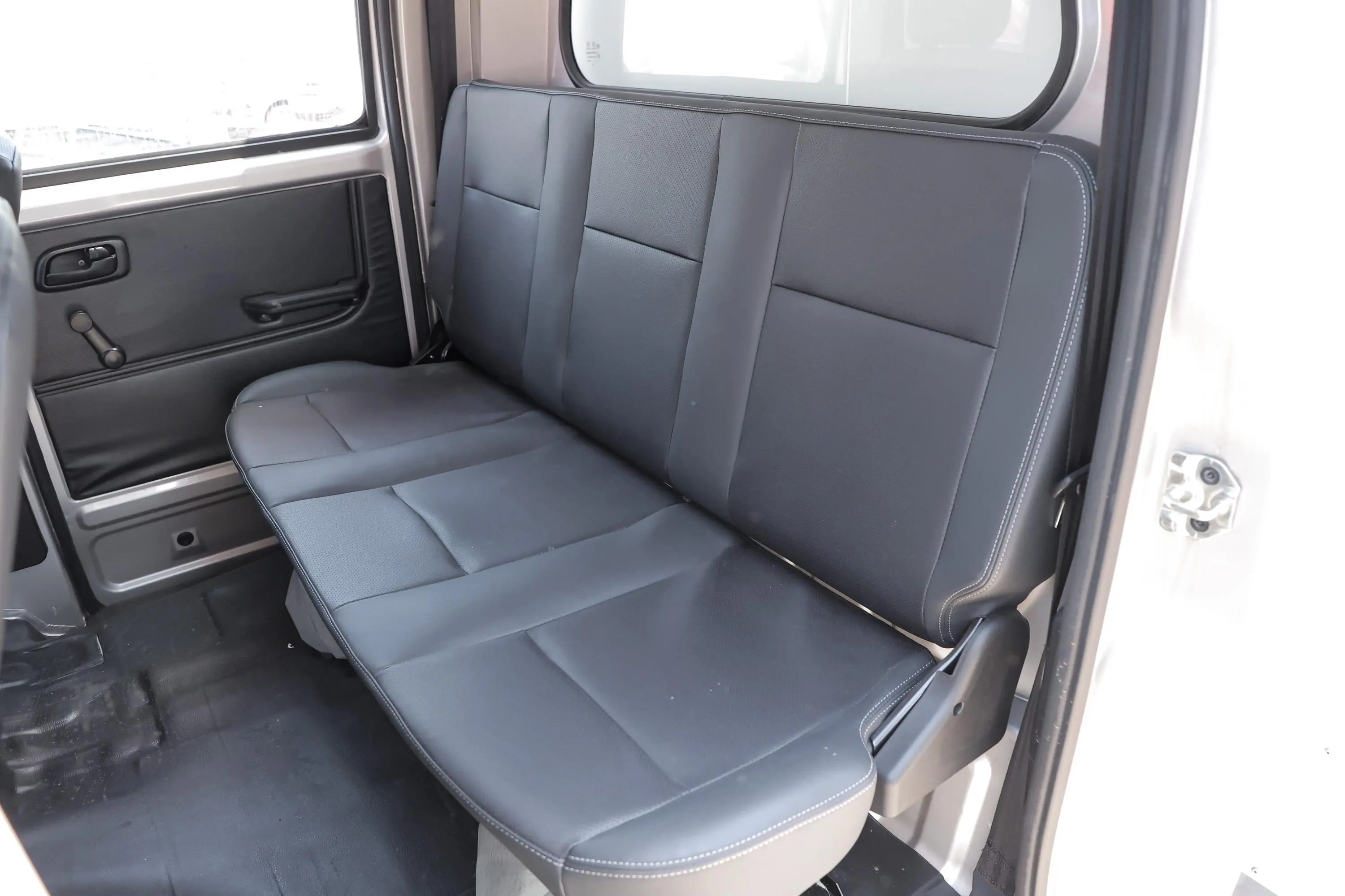 新豹T5东安1.6L 122马力 2.535米厢货 双排  舒适版 汽油 国Ⅵ后排座椅