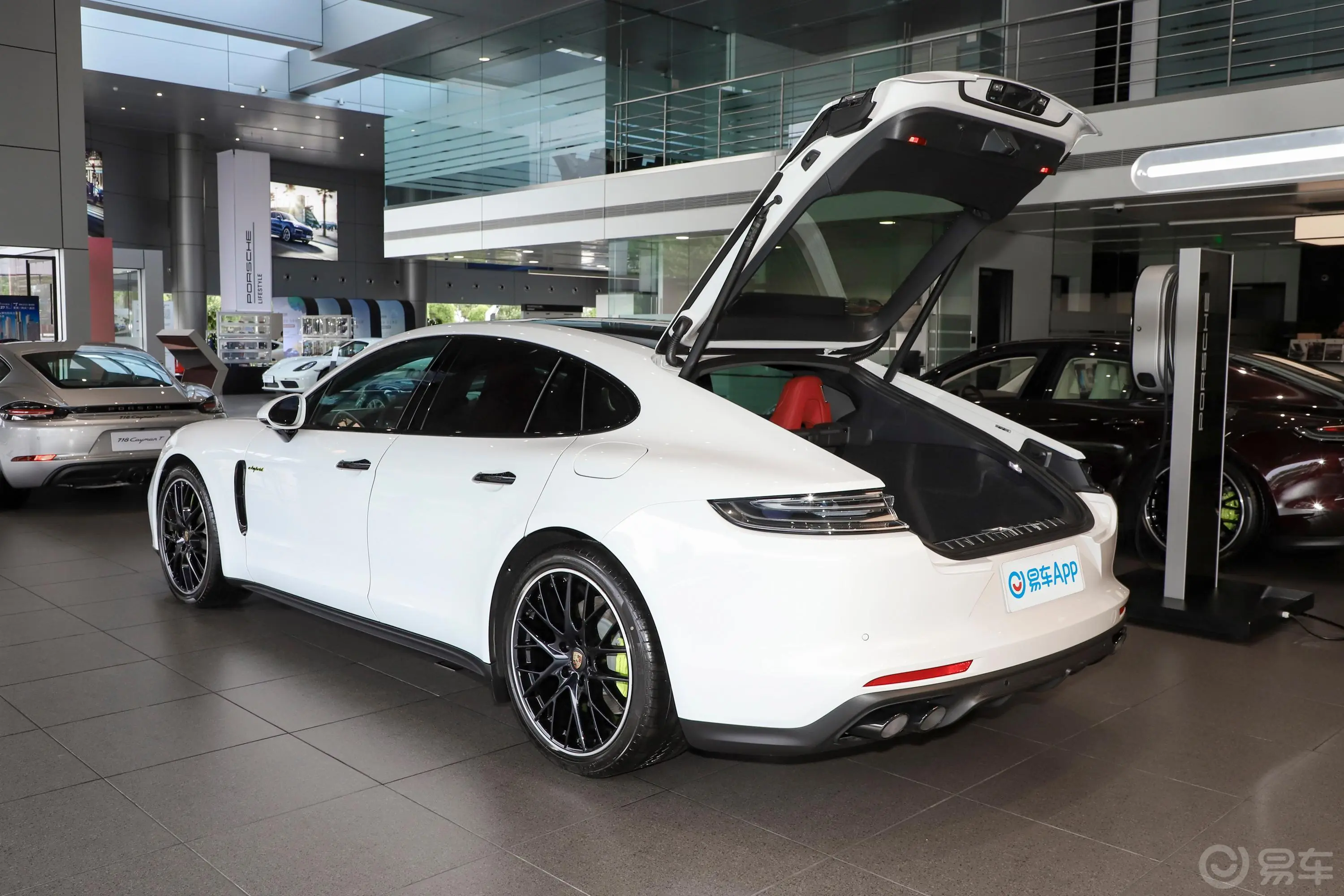 Panamera E-HybridPanamera 4 E-Hybrid 铂金版 2.9T空间