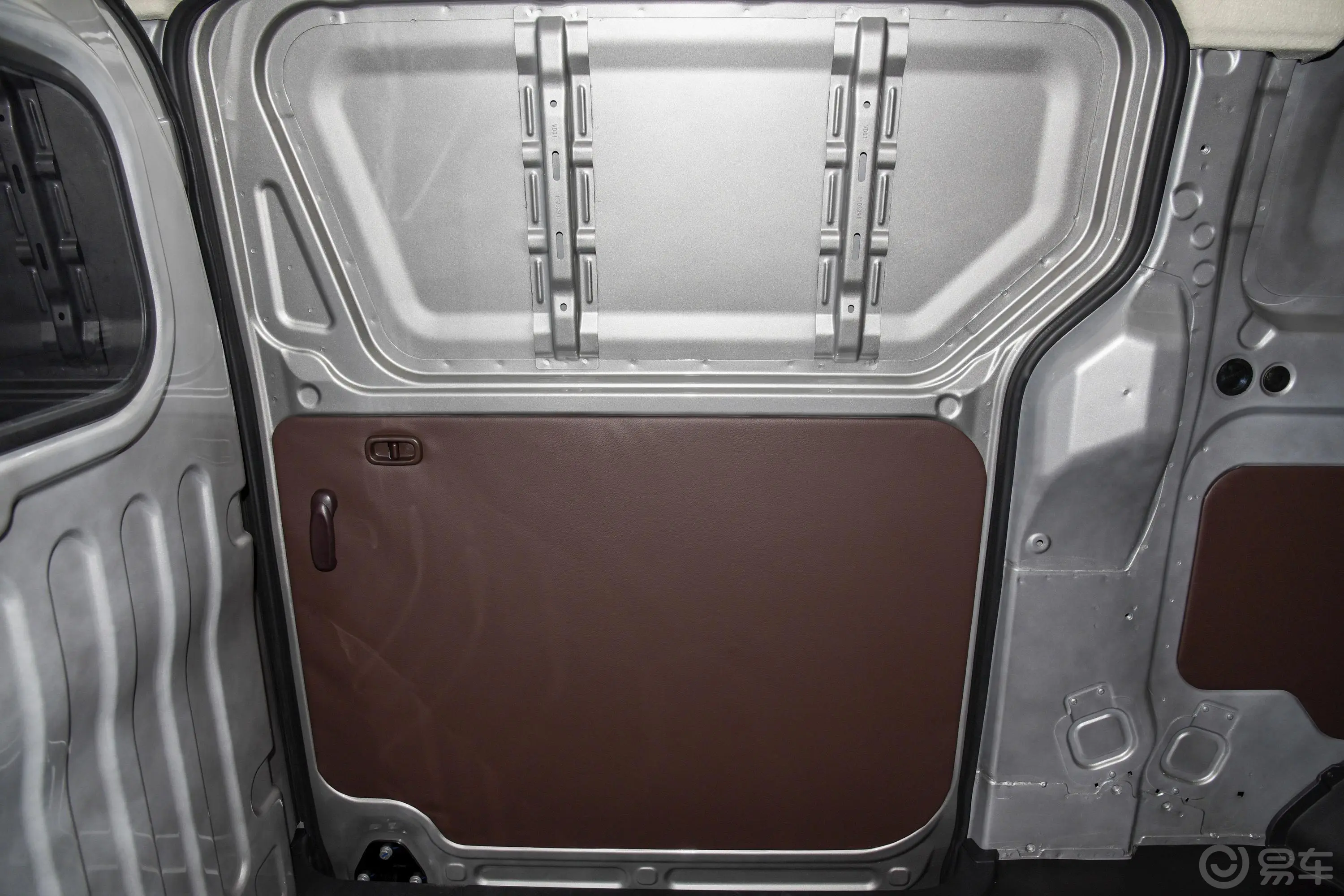 博腾V2 EV封窗厢货 标准型 宁德时代电池空间