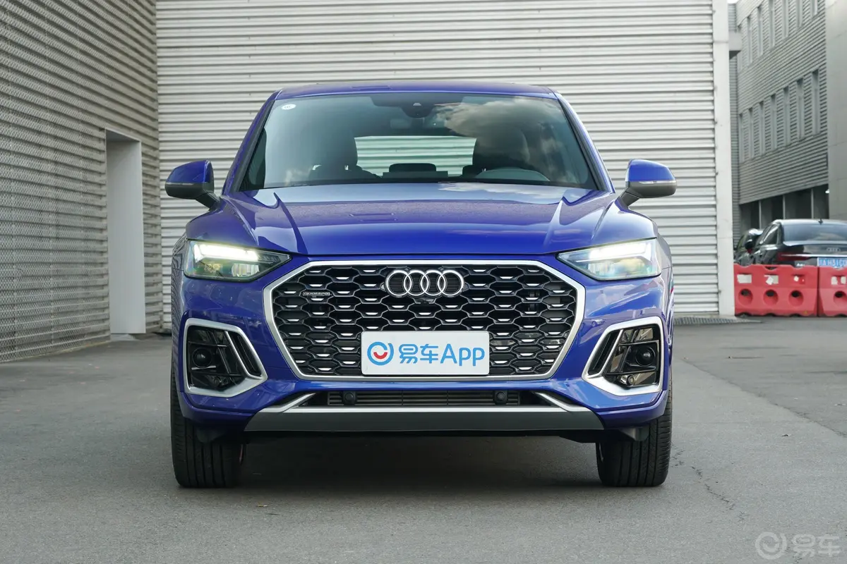 奥迪Q5L Sportback40 TFSI 豪华型正前水平