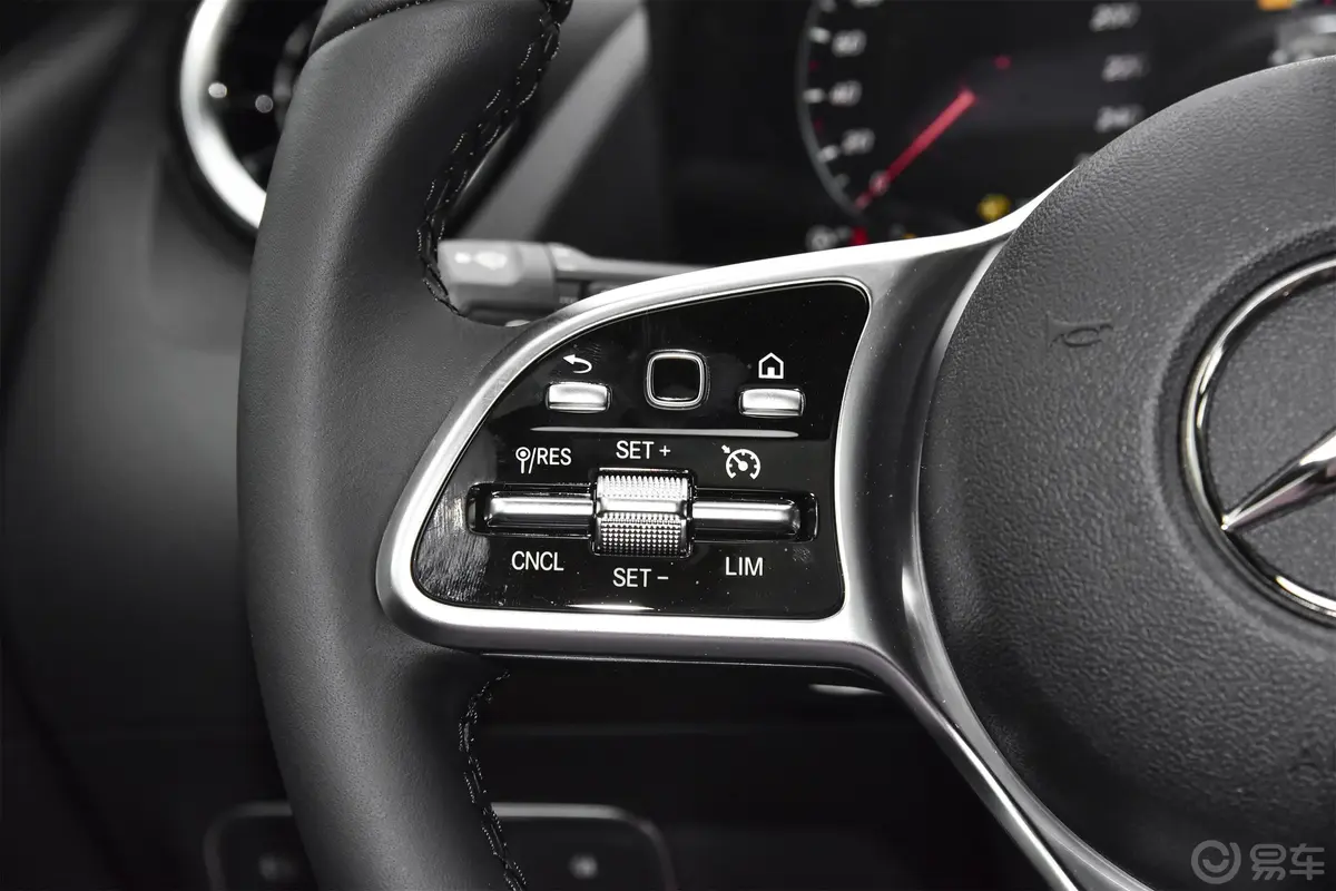 奔驰B级改款 B200 时尚型左侧方向盘功能按键