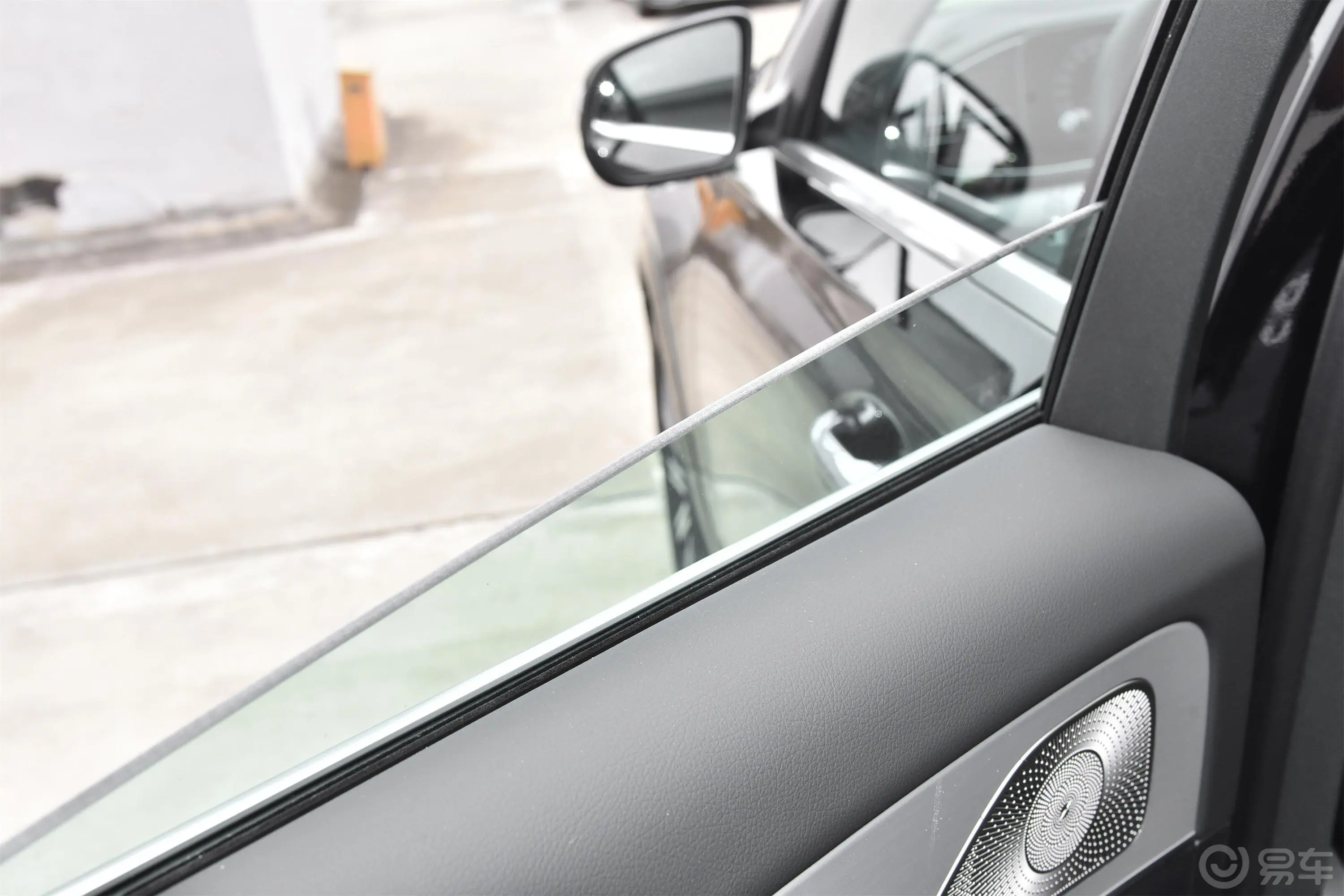 奔驰GLE轿跑改款 GLE 350 4MATIC 轿跑SUV 时尚型后排玻璃材质特写