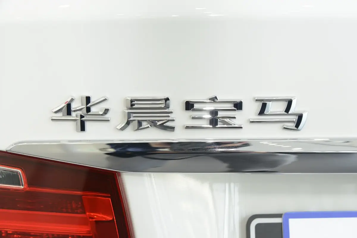 宝马3系320Li 手动型外观