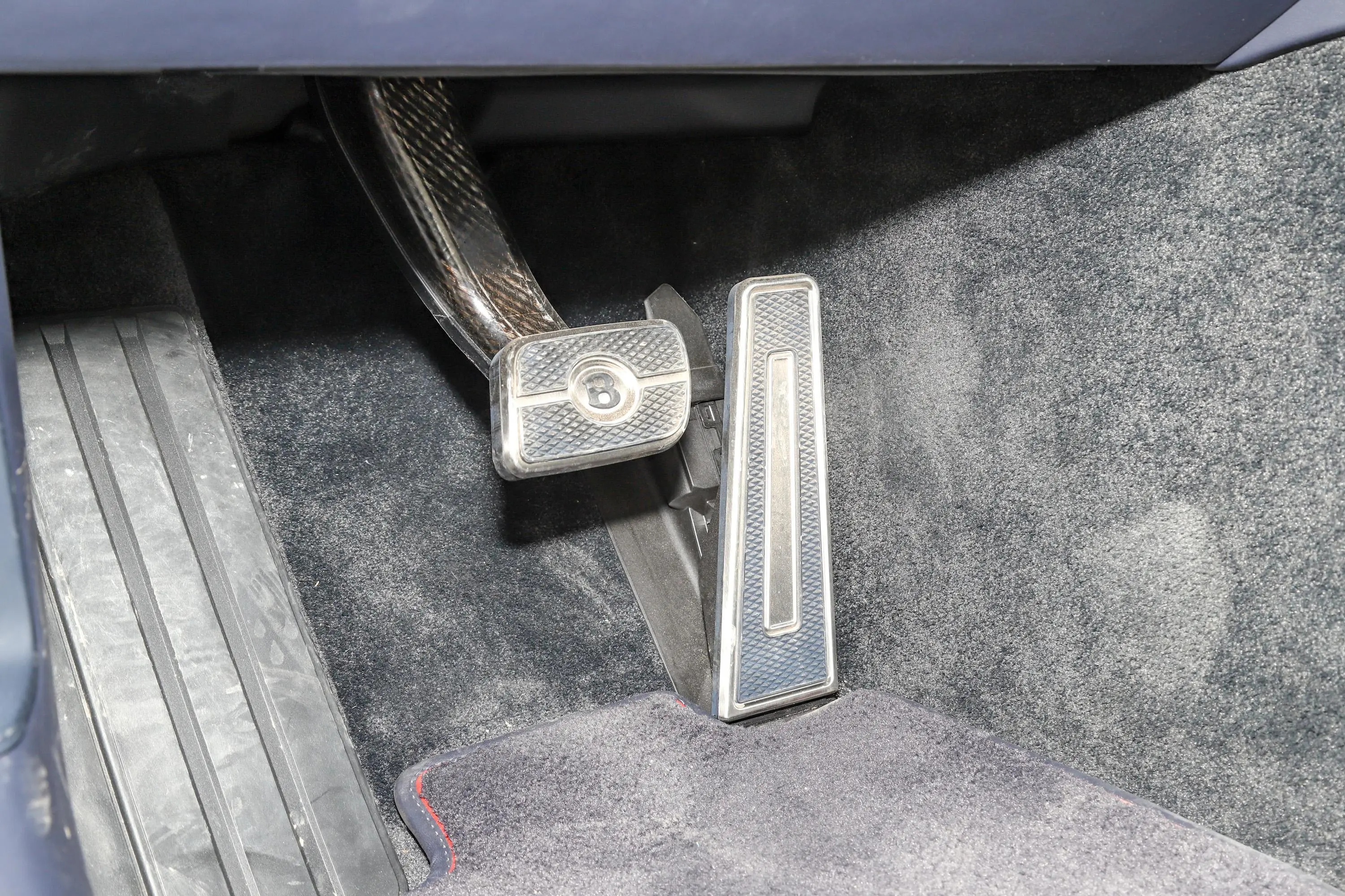 欧陆4.0T GT V8 Mulliner 敞篷版脚踏板