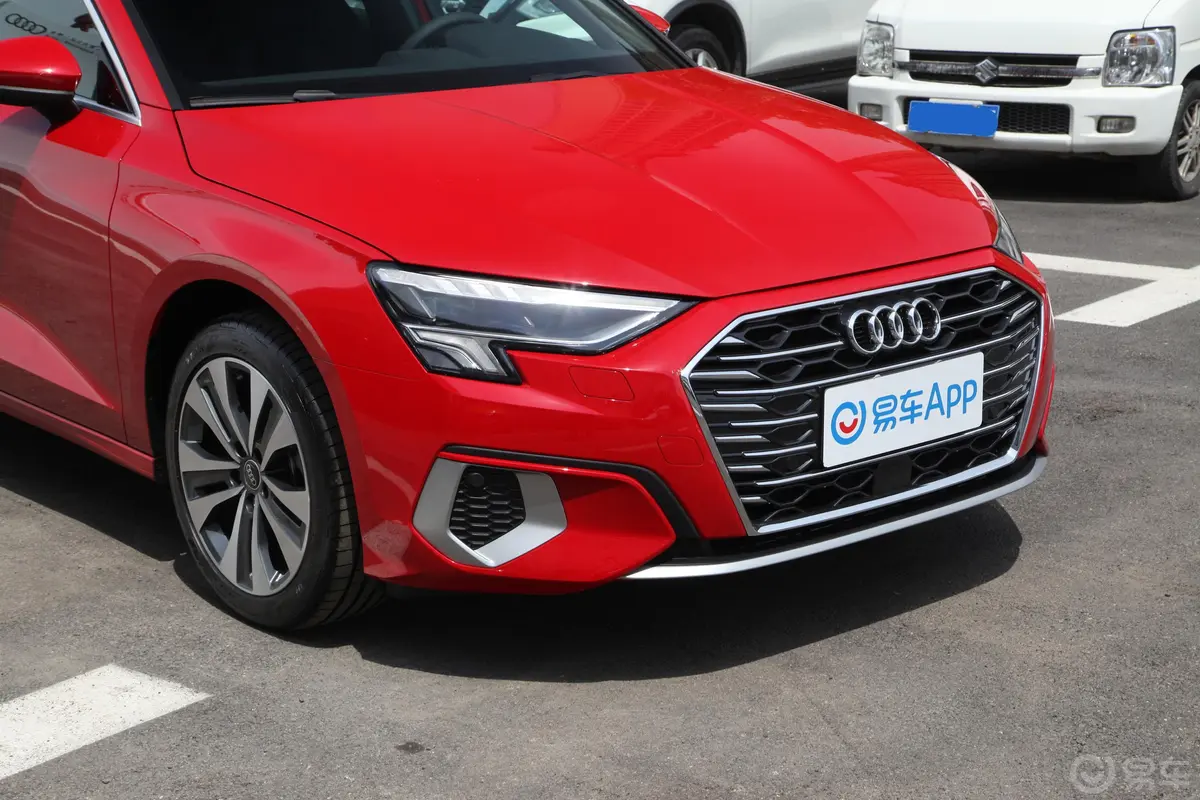 奥迪A3Sportback 35 TFSI 进取致雅型前格栅侧俯拍