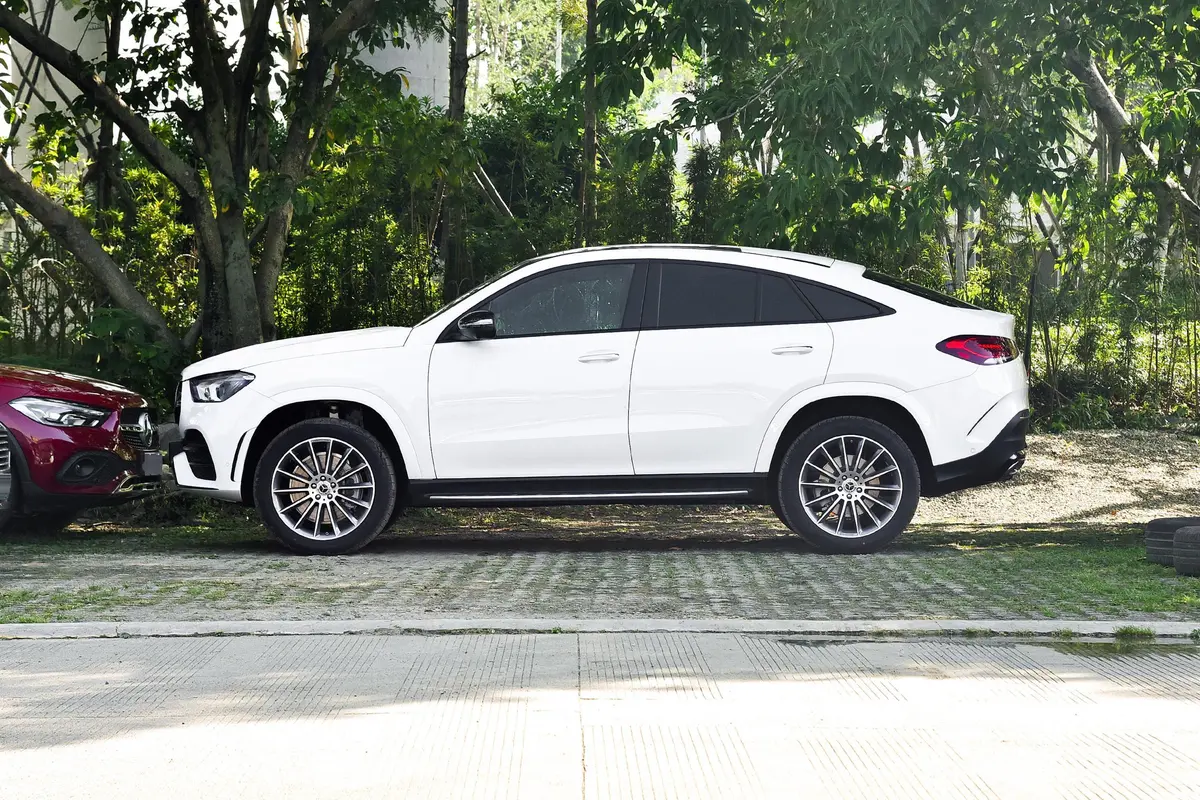 奔驰GLE轿跑改款 GLE 450 4MATIC 轿跑SUV 豪华型正侧车头向左水平