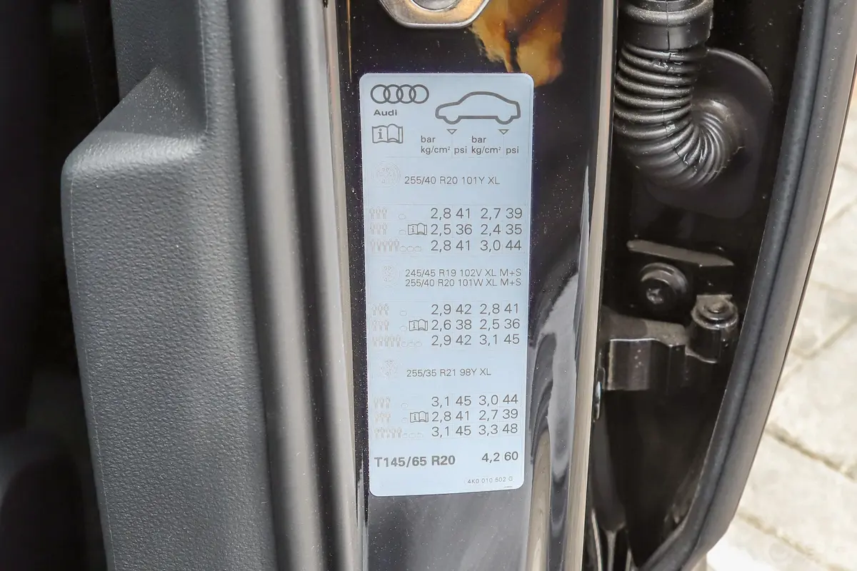 奥迪S62.9T胎压信息铭牌