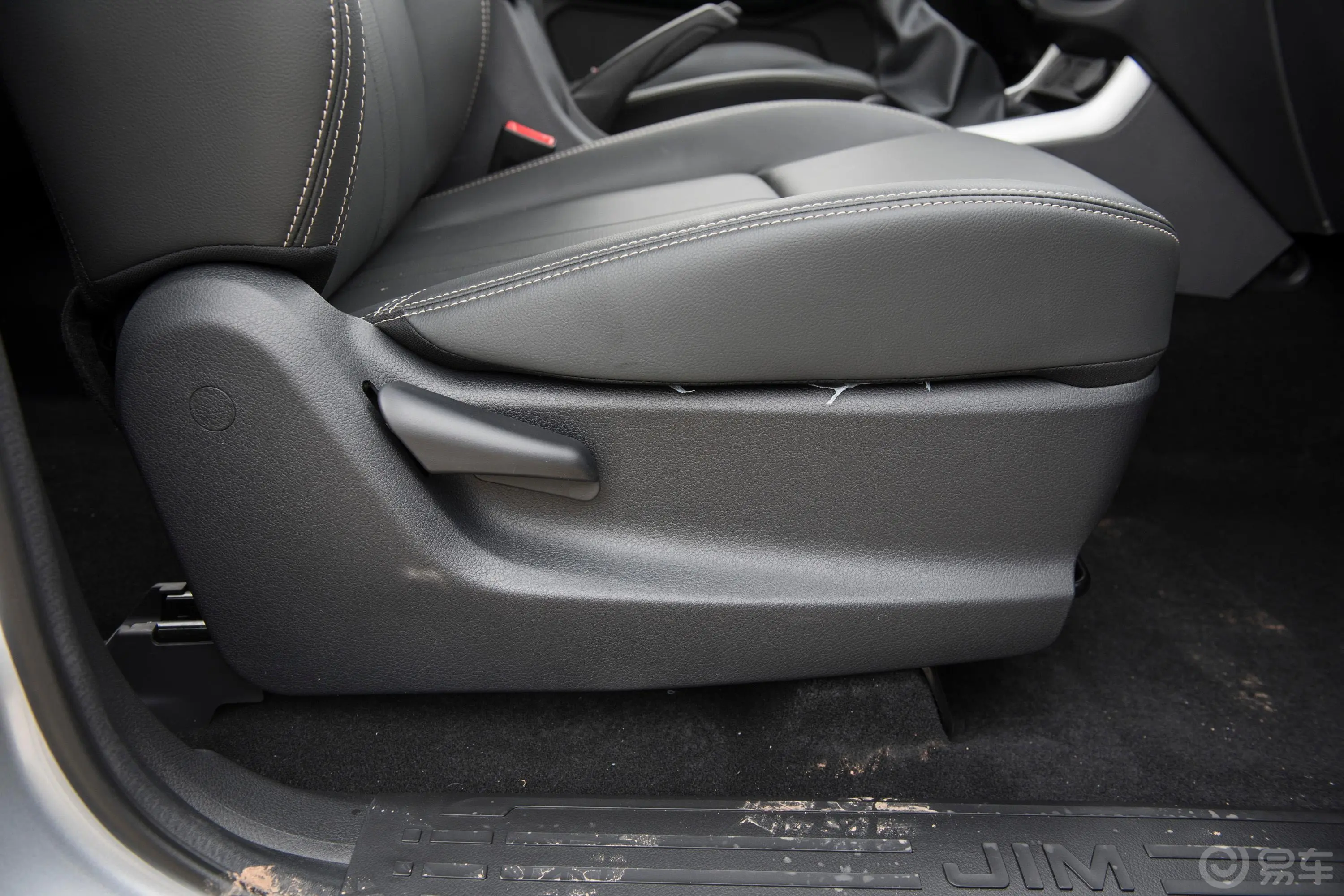 瑞迈2.8T 两驱长轴舒享版 柴油副驾座椅调节