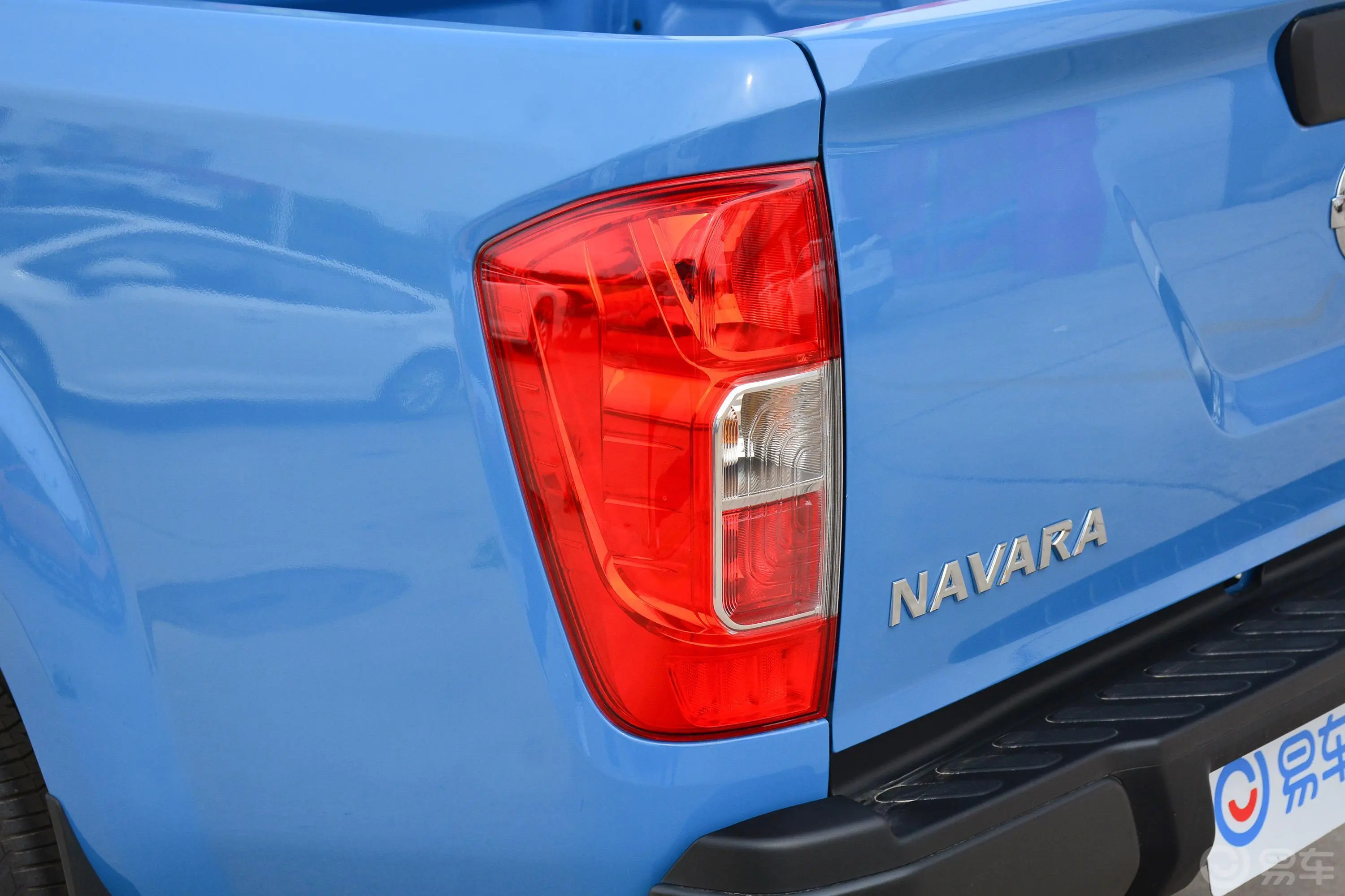 纳瓦拉改款 2.5L 手动两驱舒适型尾灯侧45度俯拍
